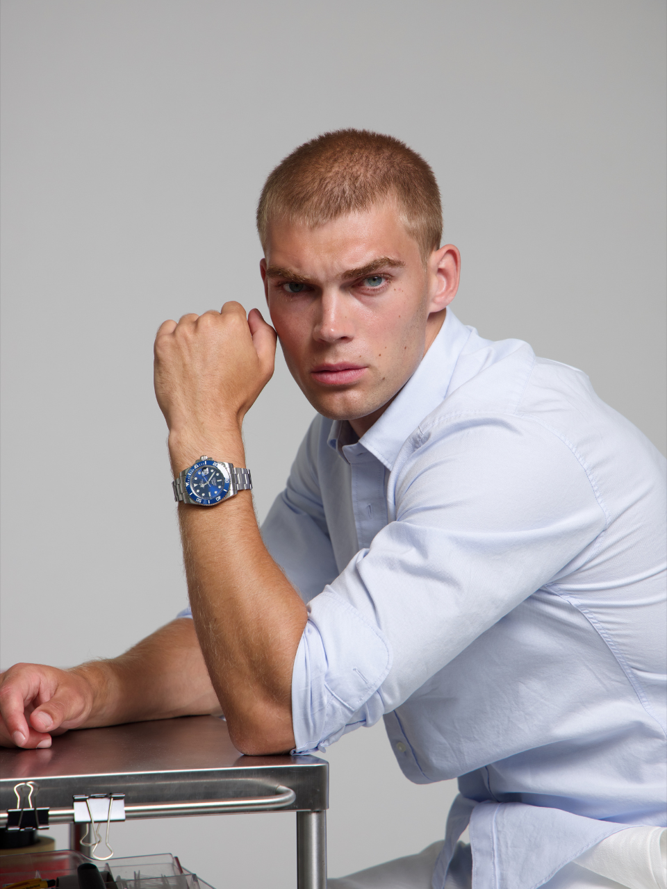 Model wearing the SOREN Oceanic Swiss Made automatic dive watch