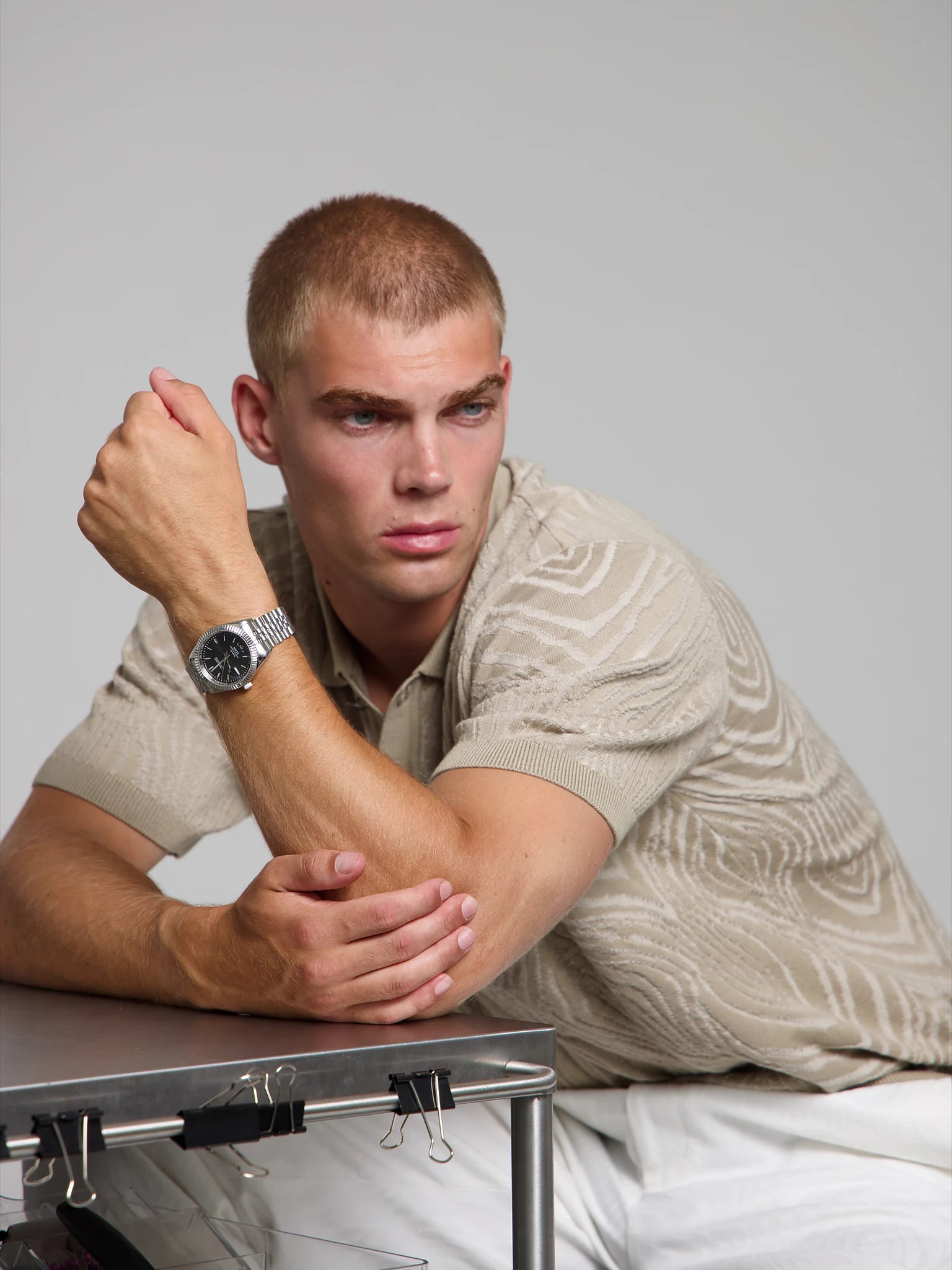 Man wearing a SOREN Momentis black watch on a jubilee bracelet