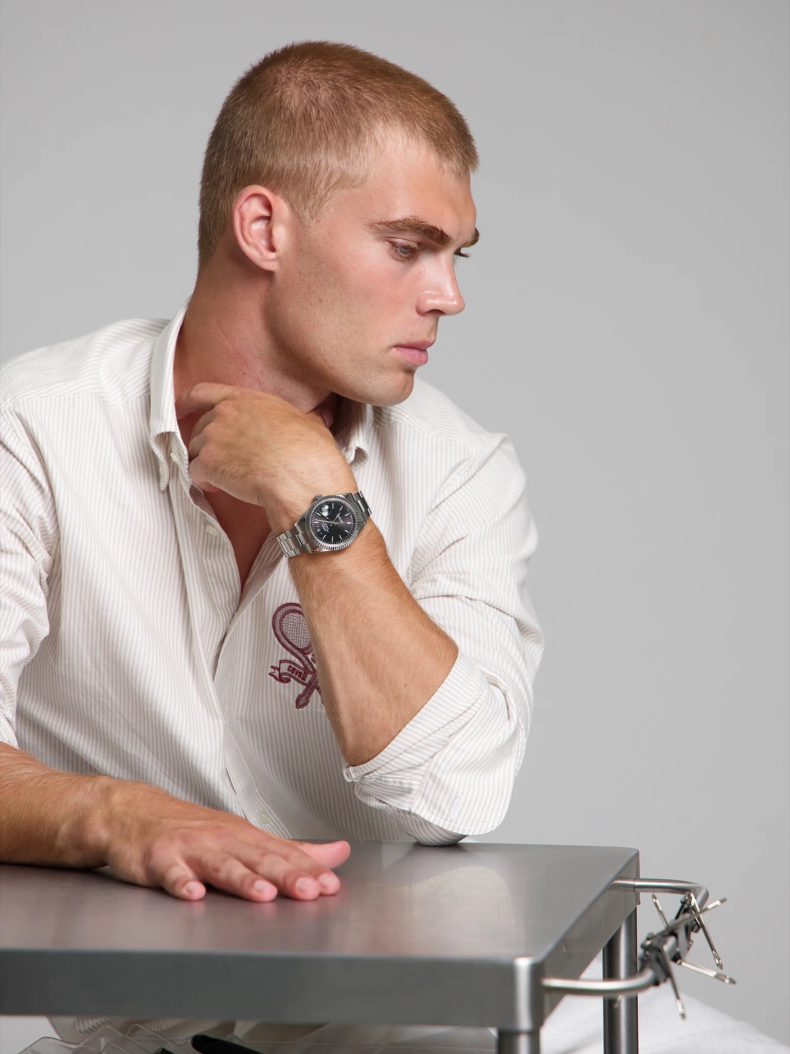 Man wearing a SOREN Momentis black watch on a oyster bracelet
