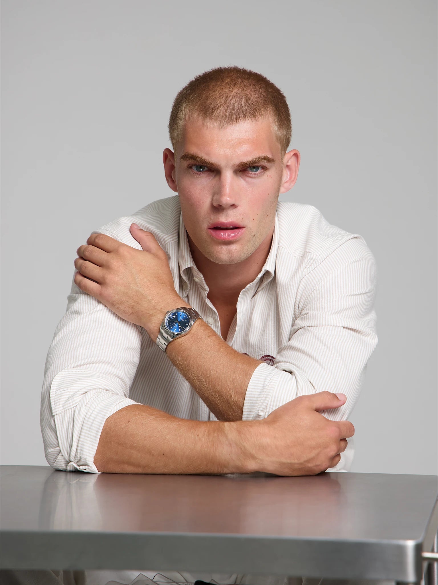 Man wearing a SOREN Momentis blue watch on a oyster bracelet