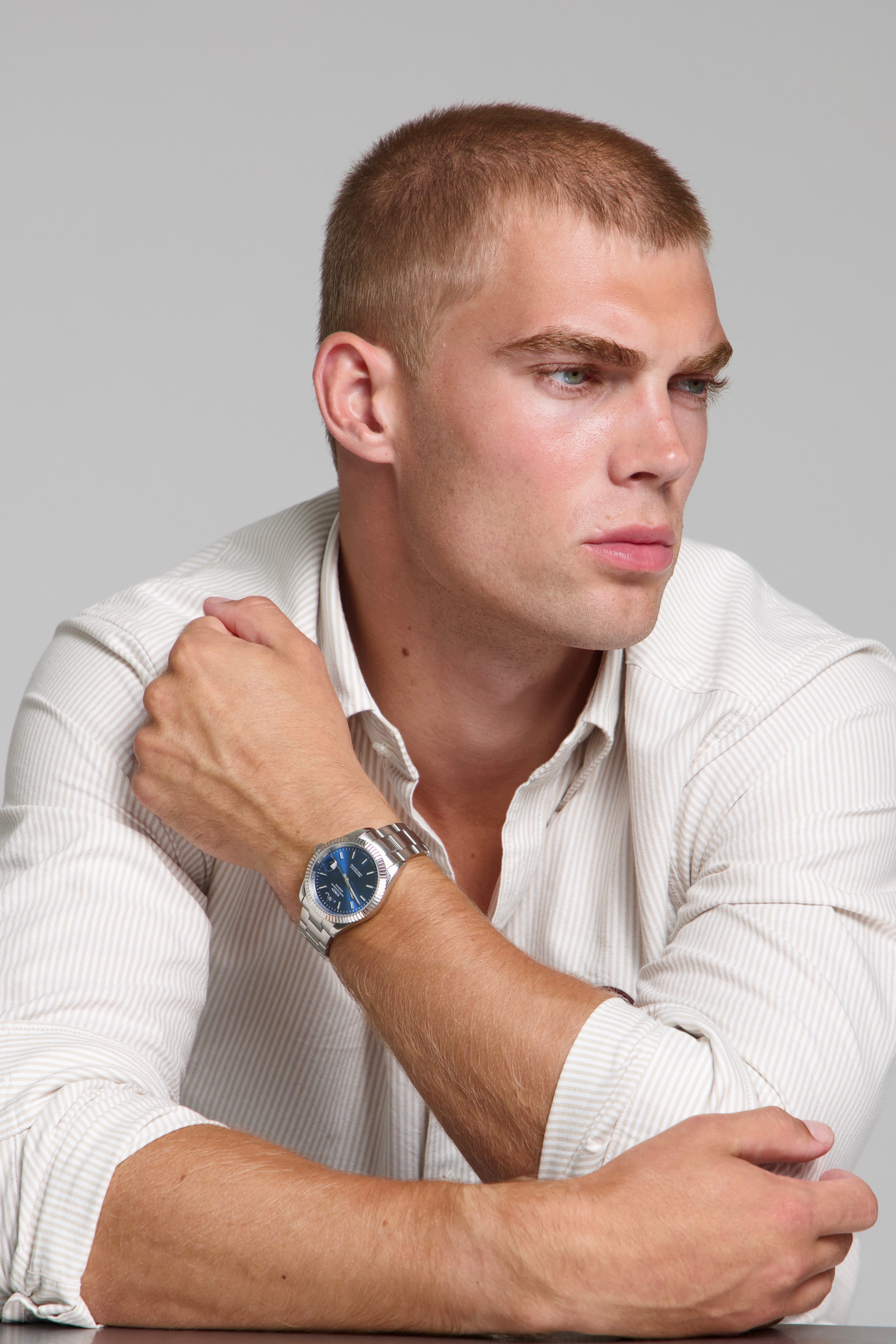 Model wearing a SOREN Momentis blue watch on a oyster bracelet, seated