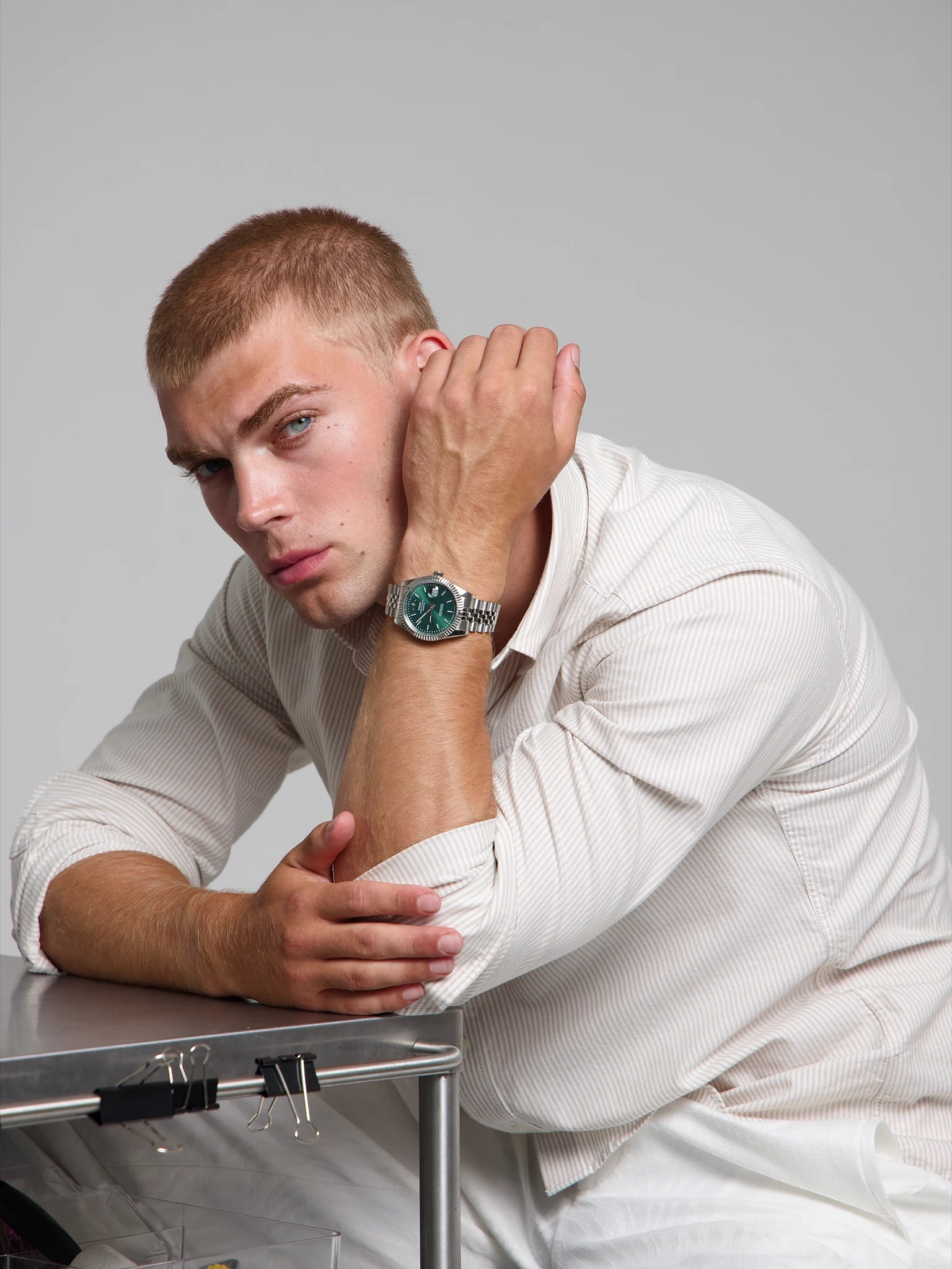Man wearing a SOREN Momentis green watch on a jubilee bracelet