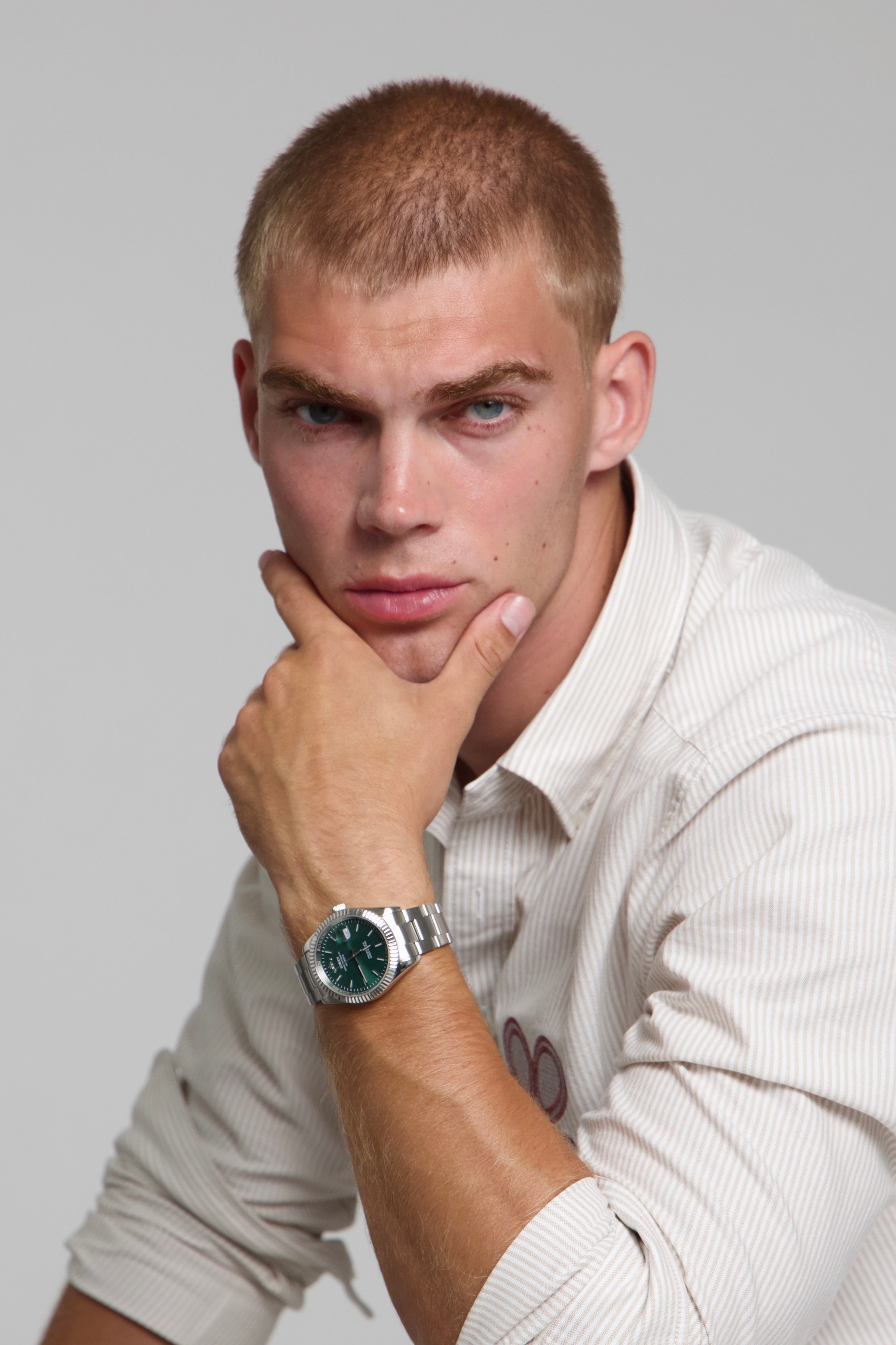 Man wearing a SOREN Momentis green watch on a oyster bracelet