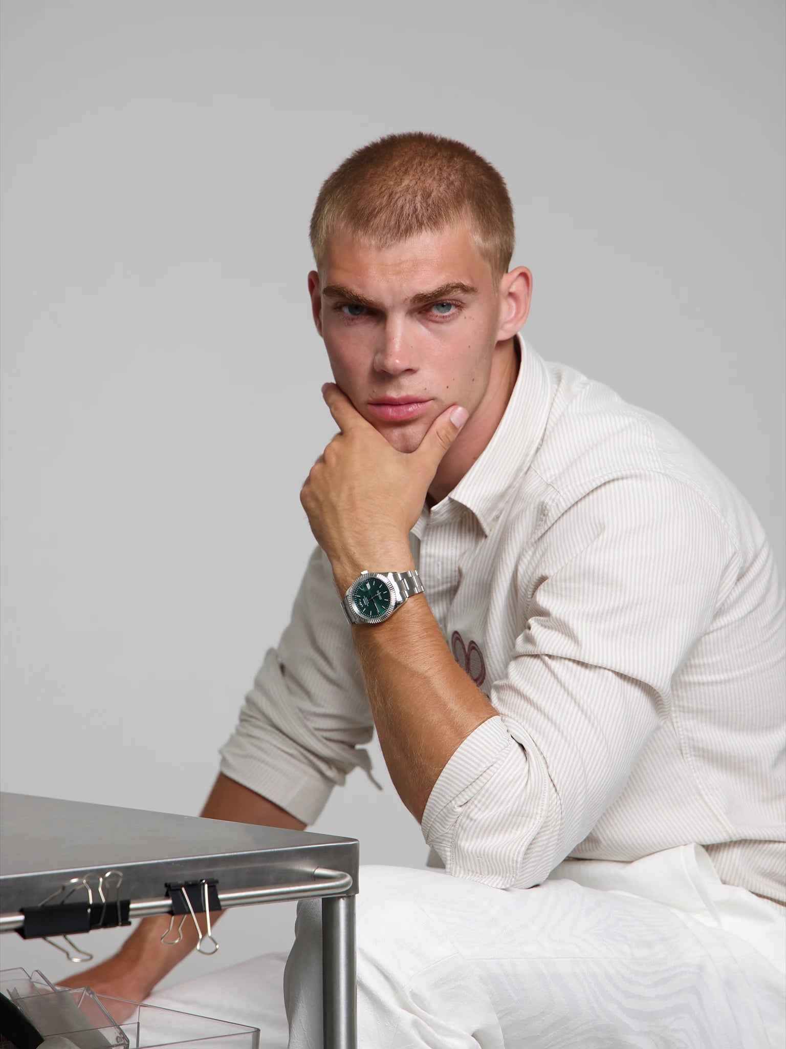 Man wearing a SOREN Momentis green watch on a oyster bracelet