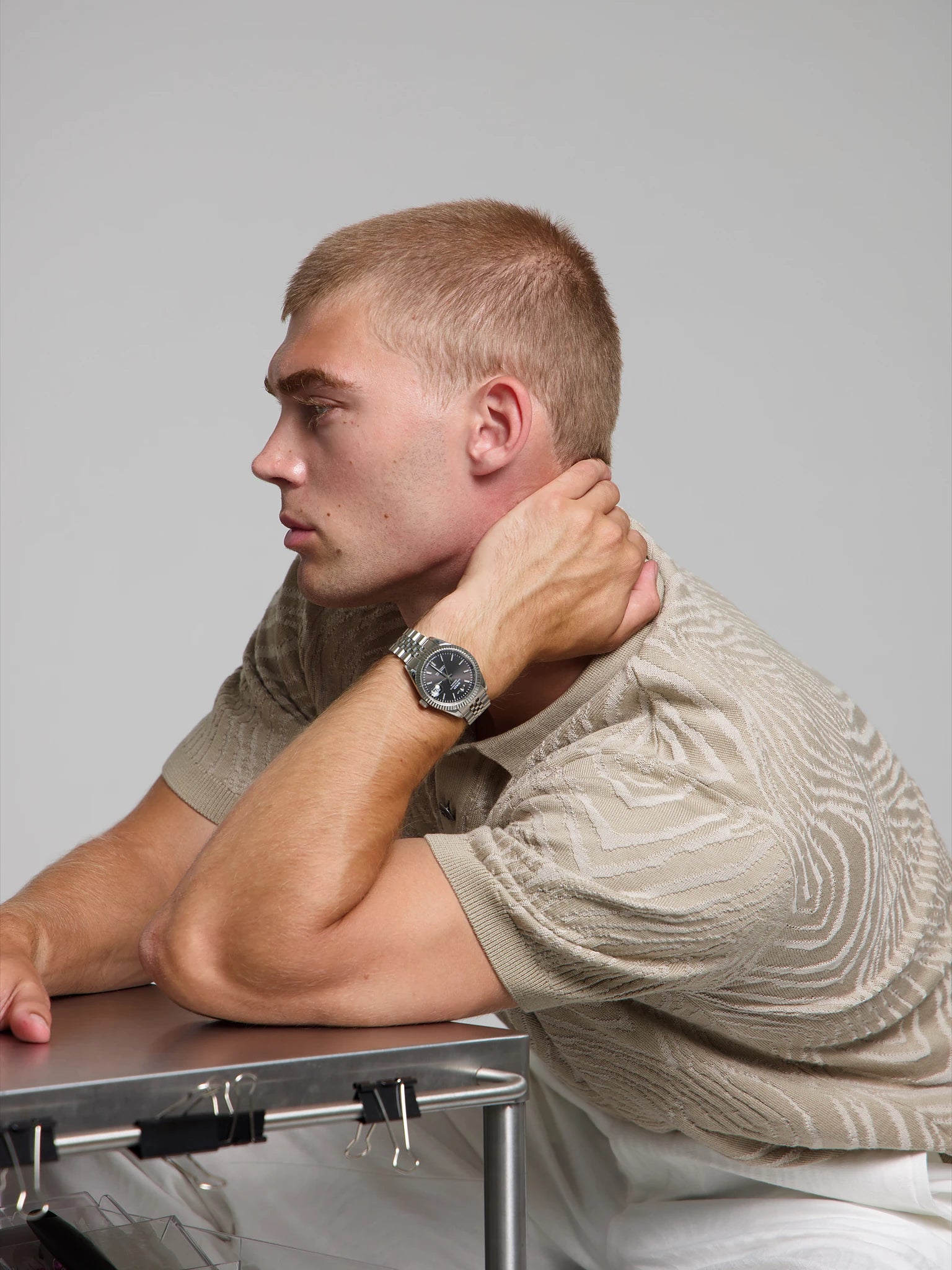 Man wearing a SOREN Momentis grey watch on a jubilee bracelet