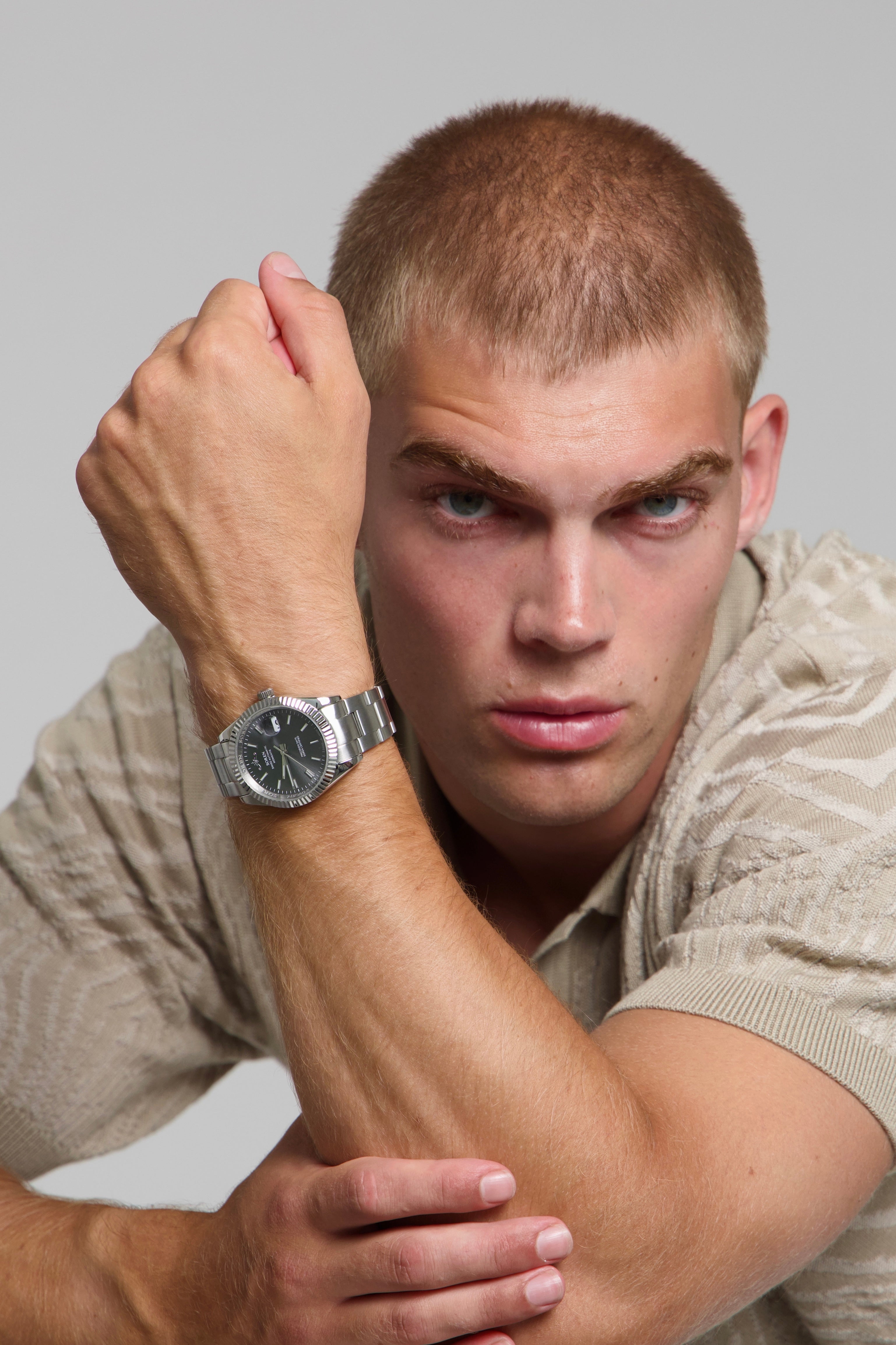 Man wearing a SOREN Momentis grey watch on a oyster bracelet