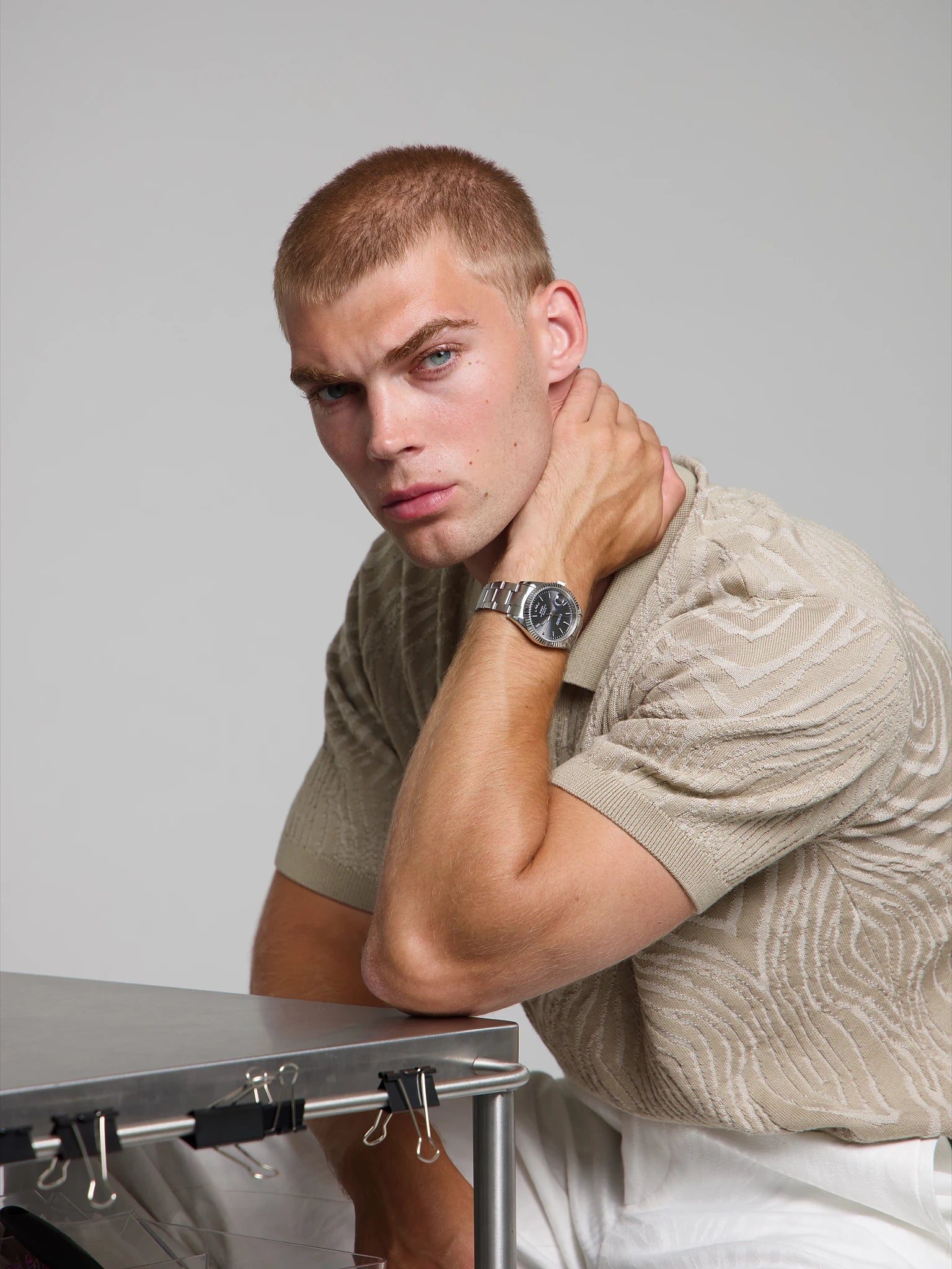 Model wearing a SOREN Momentis grey watch on a oyster bracelet, seated
