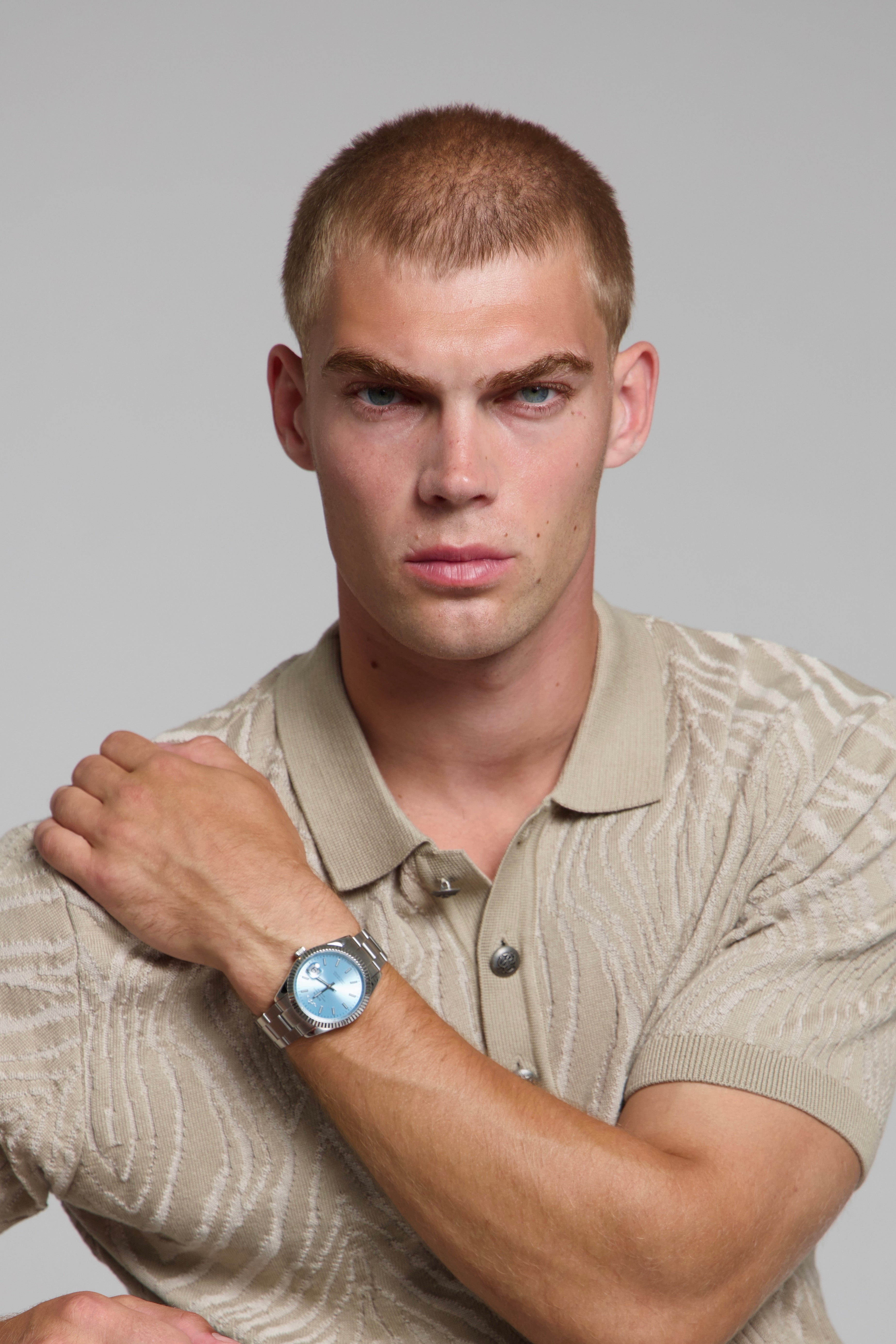 Man wearing a SOREN Momentis ice blue watch on a oyster bracelet
