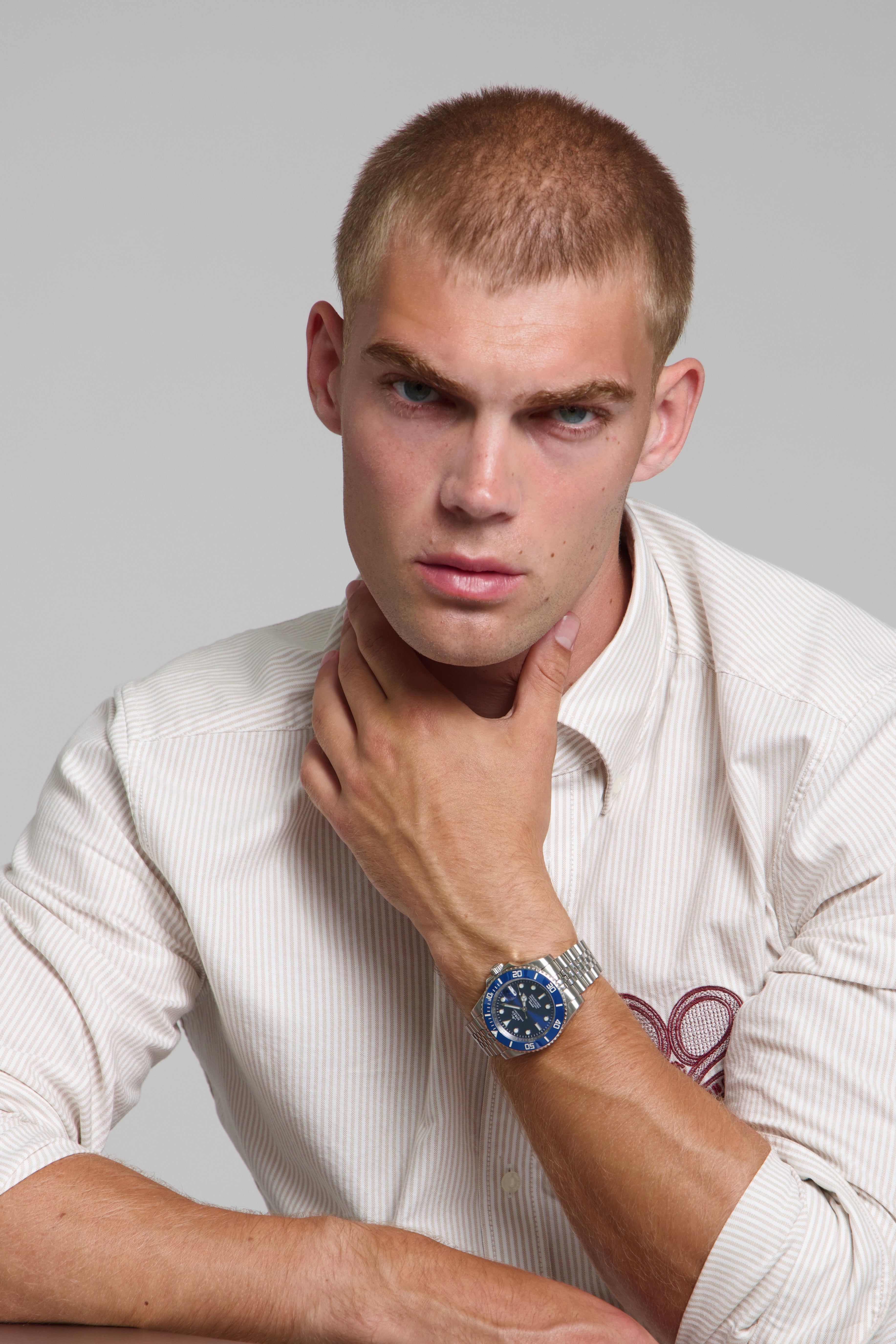 Man wearing a SOREN oceanic all blue watch on a jubilee bracelet
