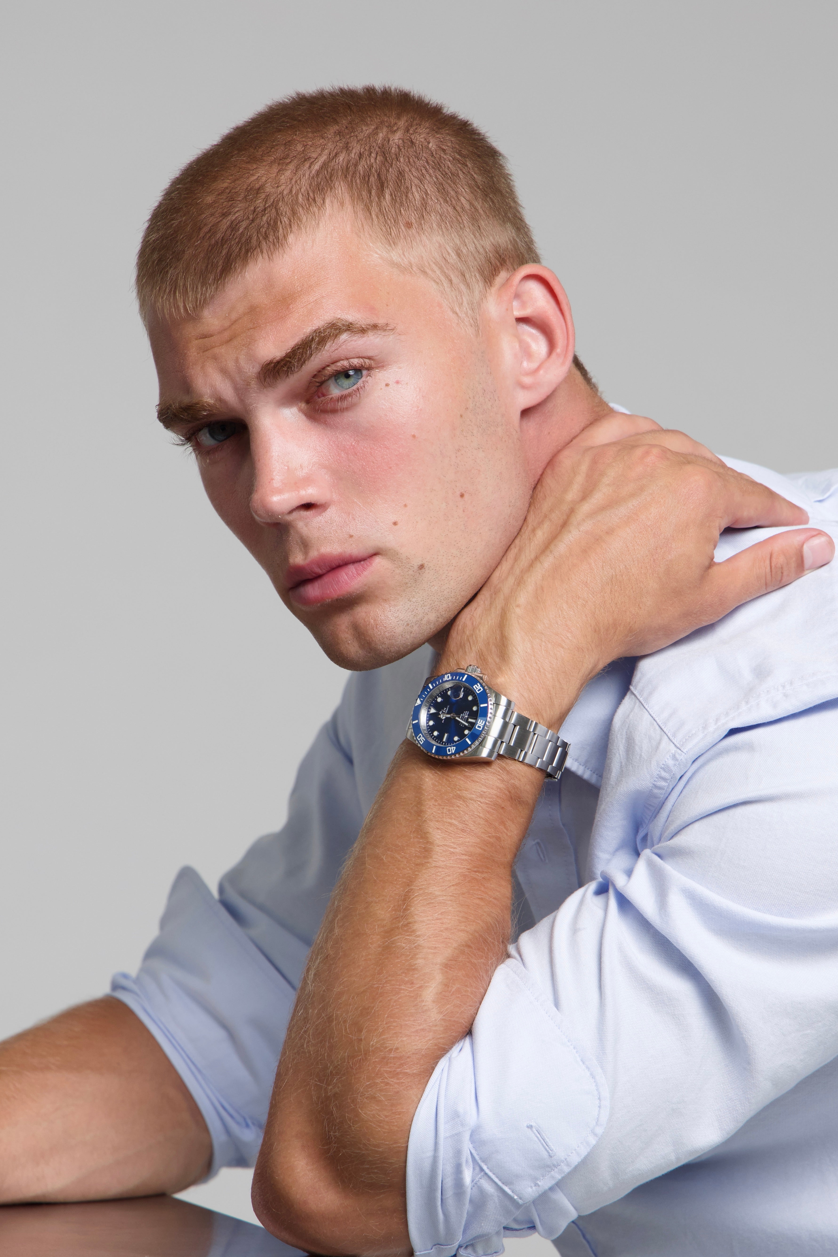 Man wearing a SOREN oceanic all blue watch on a oyster bracelet