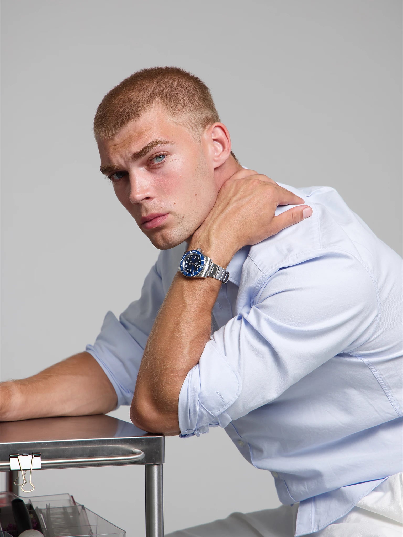 Man wearing a SOREN oceanic all blue watch on a oyster bracelet
