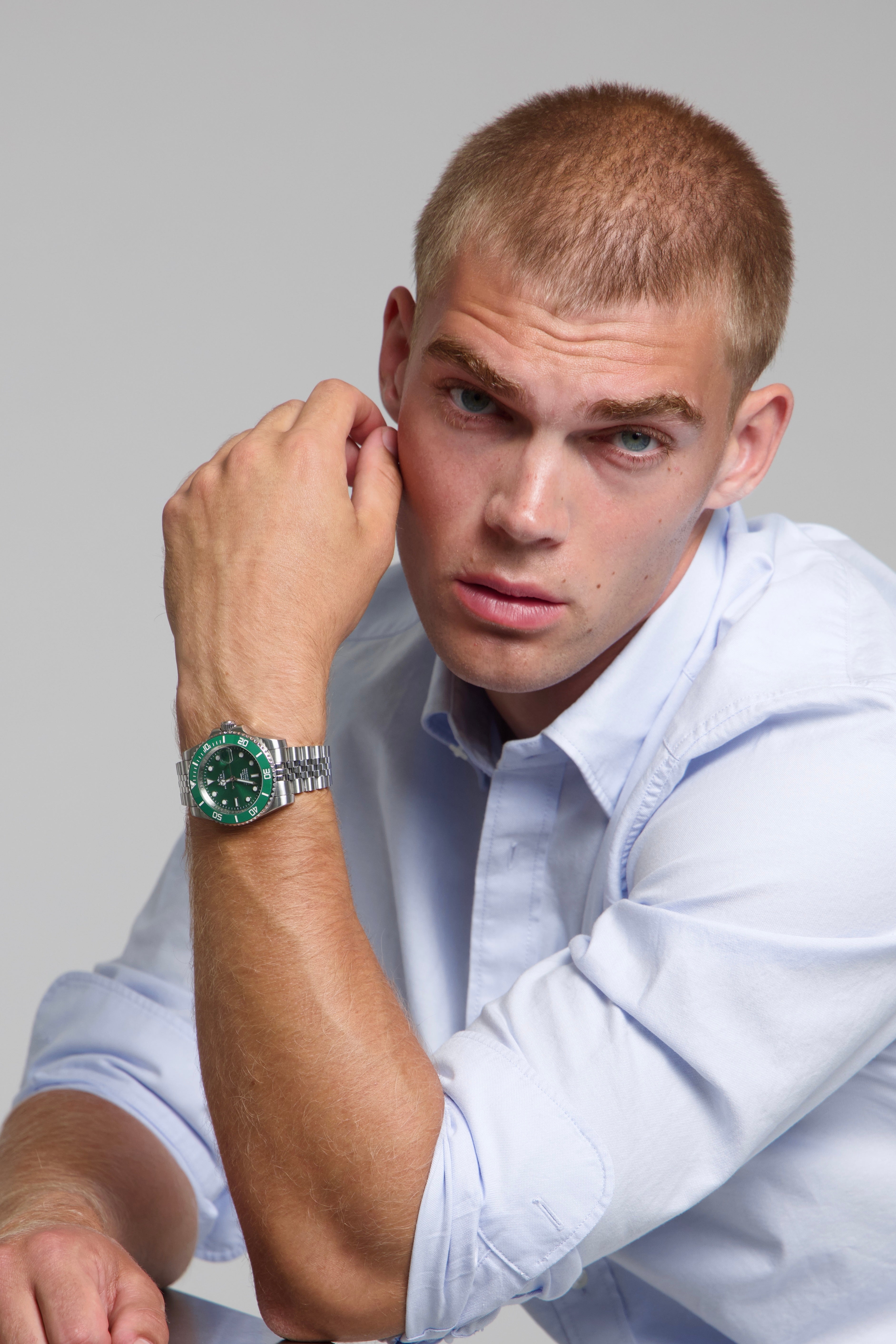 Man wearing a SOREN oceanic all green watch on a jubilee bracelet