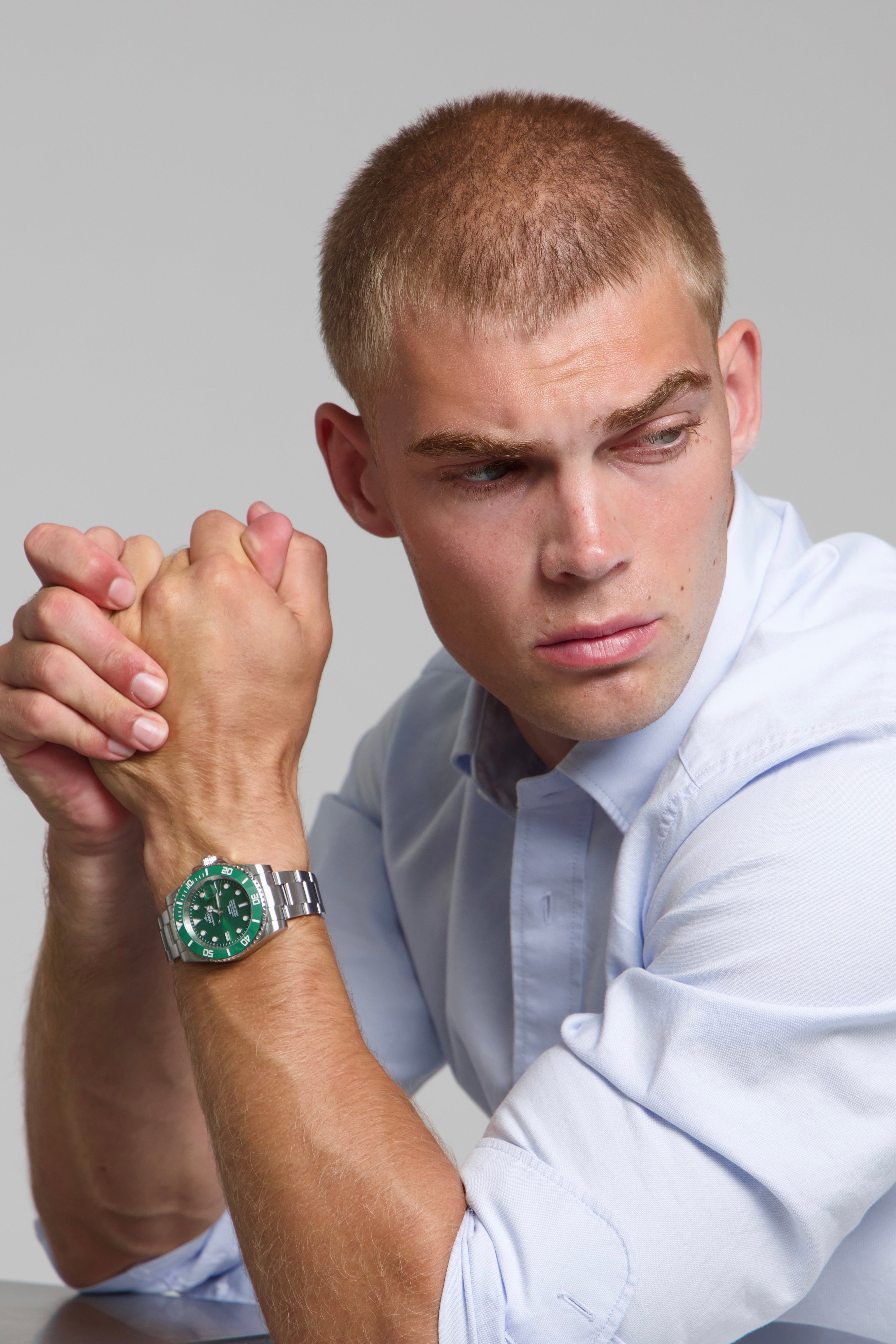 Man wearing a SOREN oceanic all green watch on a oyster bracelet