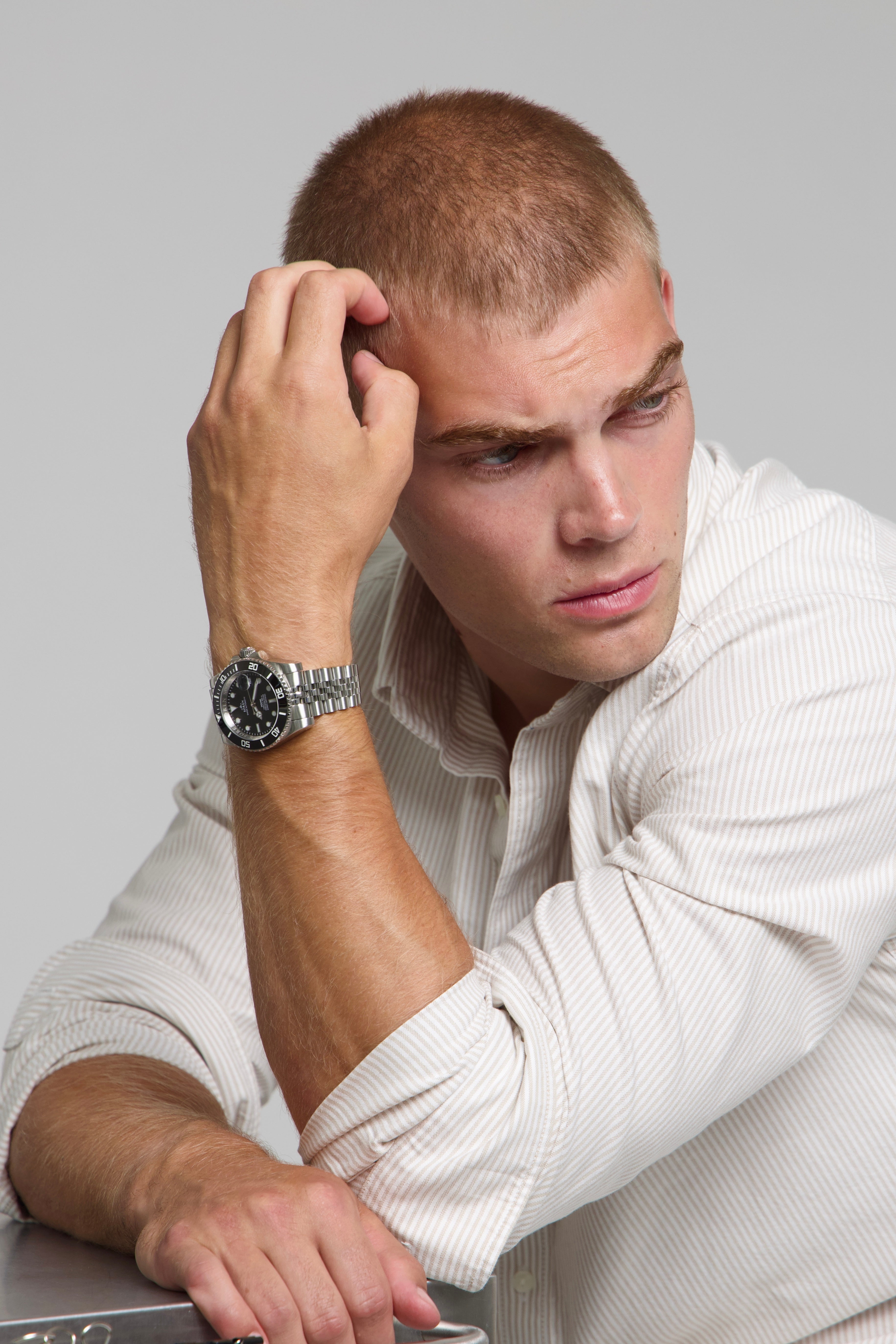 Man wearing a SOREN oceanic black watch on a jubilee bracelet