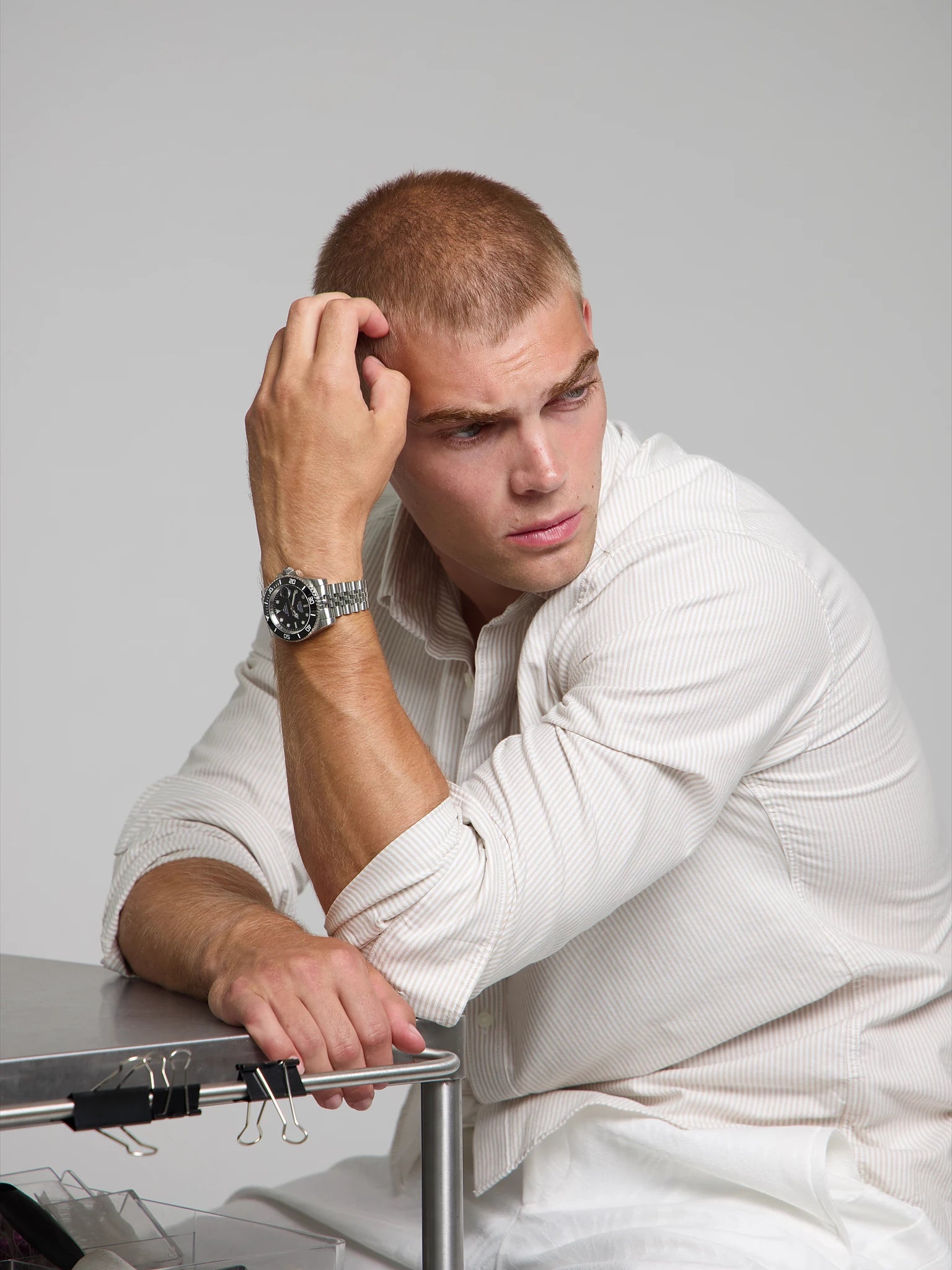 Man wearing a SOREN oceanic black watch on a jubilee bracelet