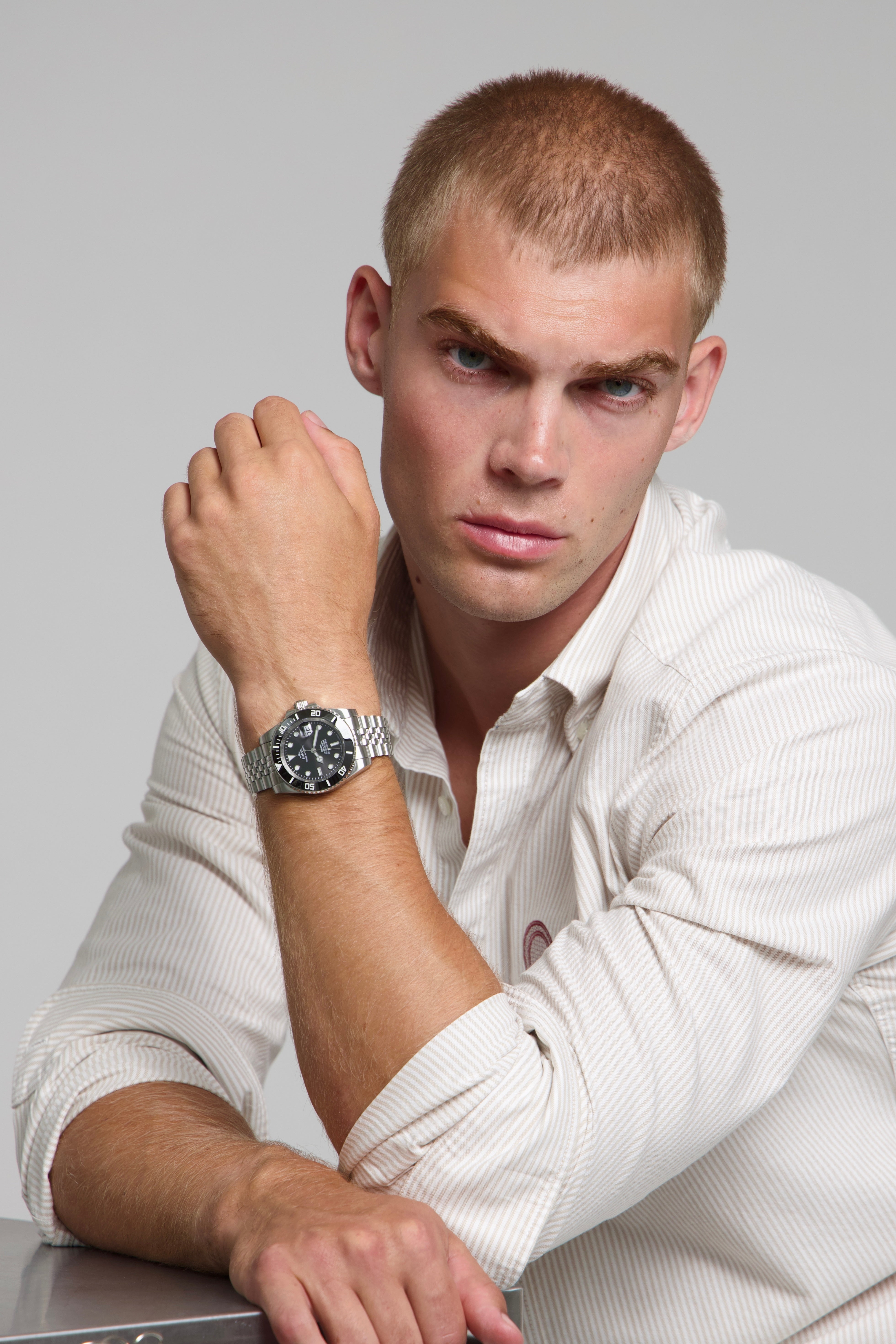 Model wearing a SOREN oceanic black watch on a jubilee bracelet, seated