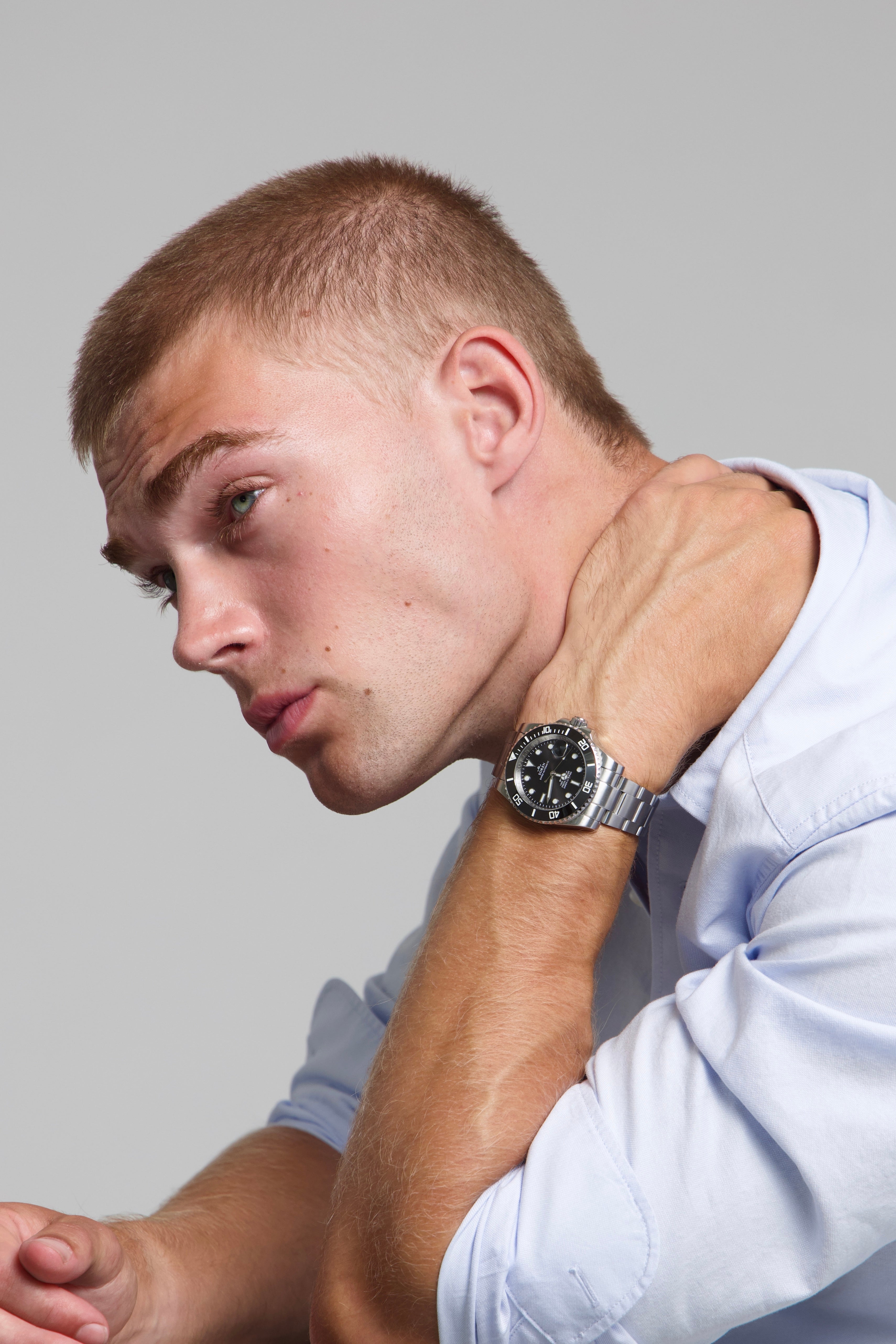Man wearing a SOREN oceanic black watch on a oyster bracelet