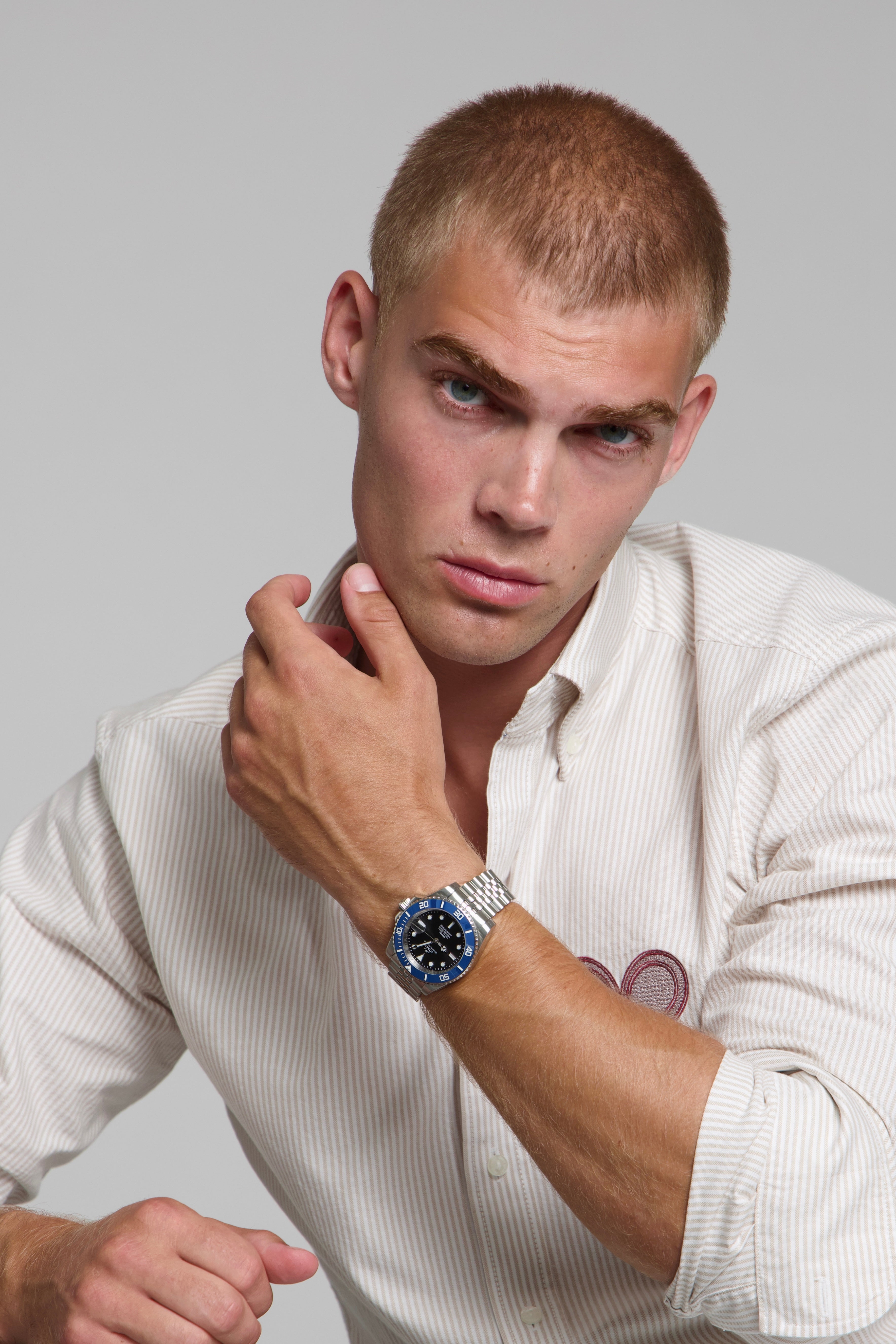 Man wearing a SOREN oceanic blue watch on a jubilee bracelet