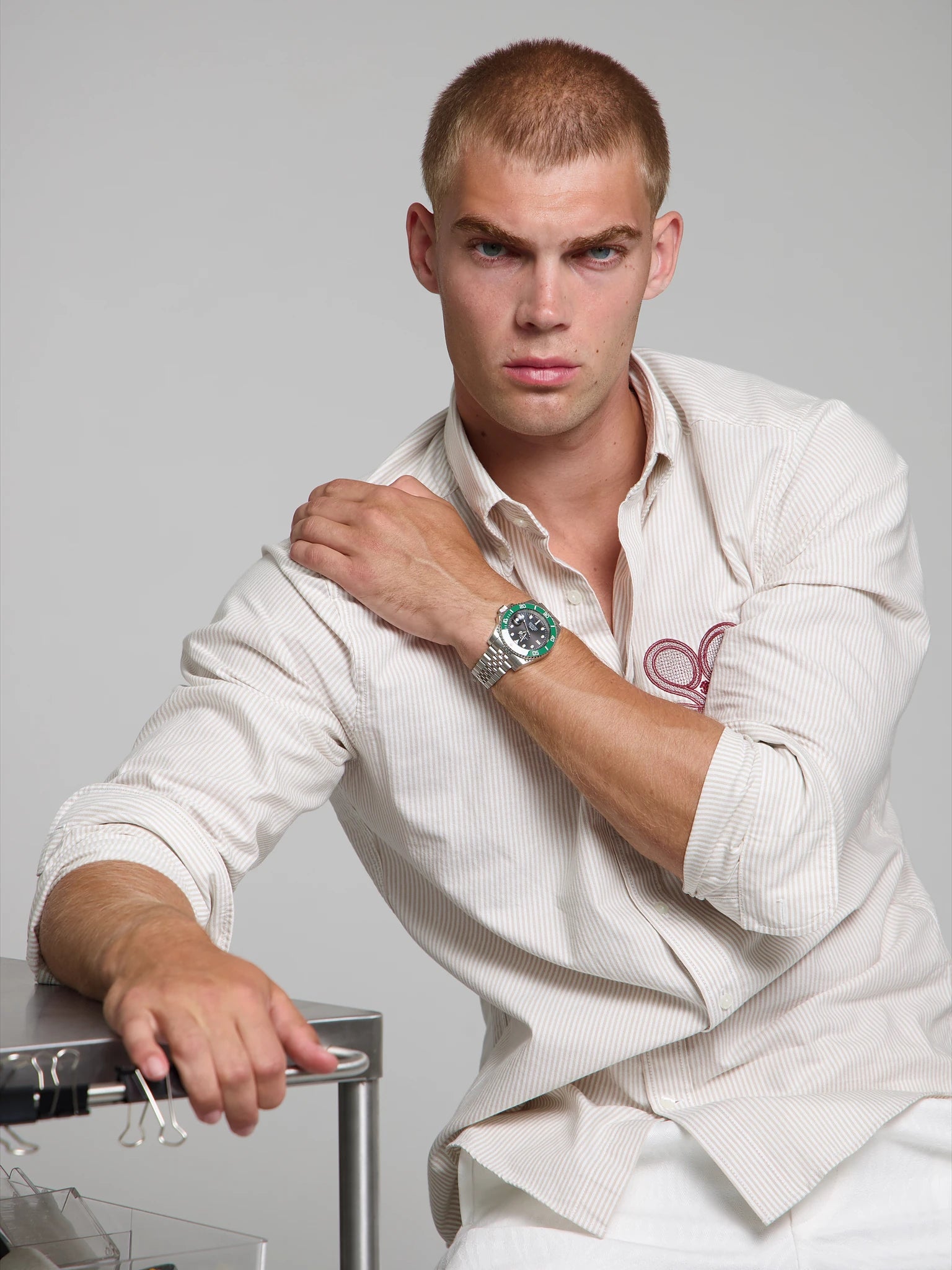 Man wearing a SOREN oceanic green watch on a jubilee bracelet
