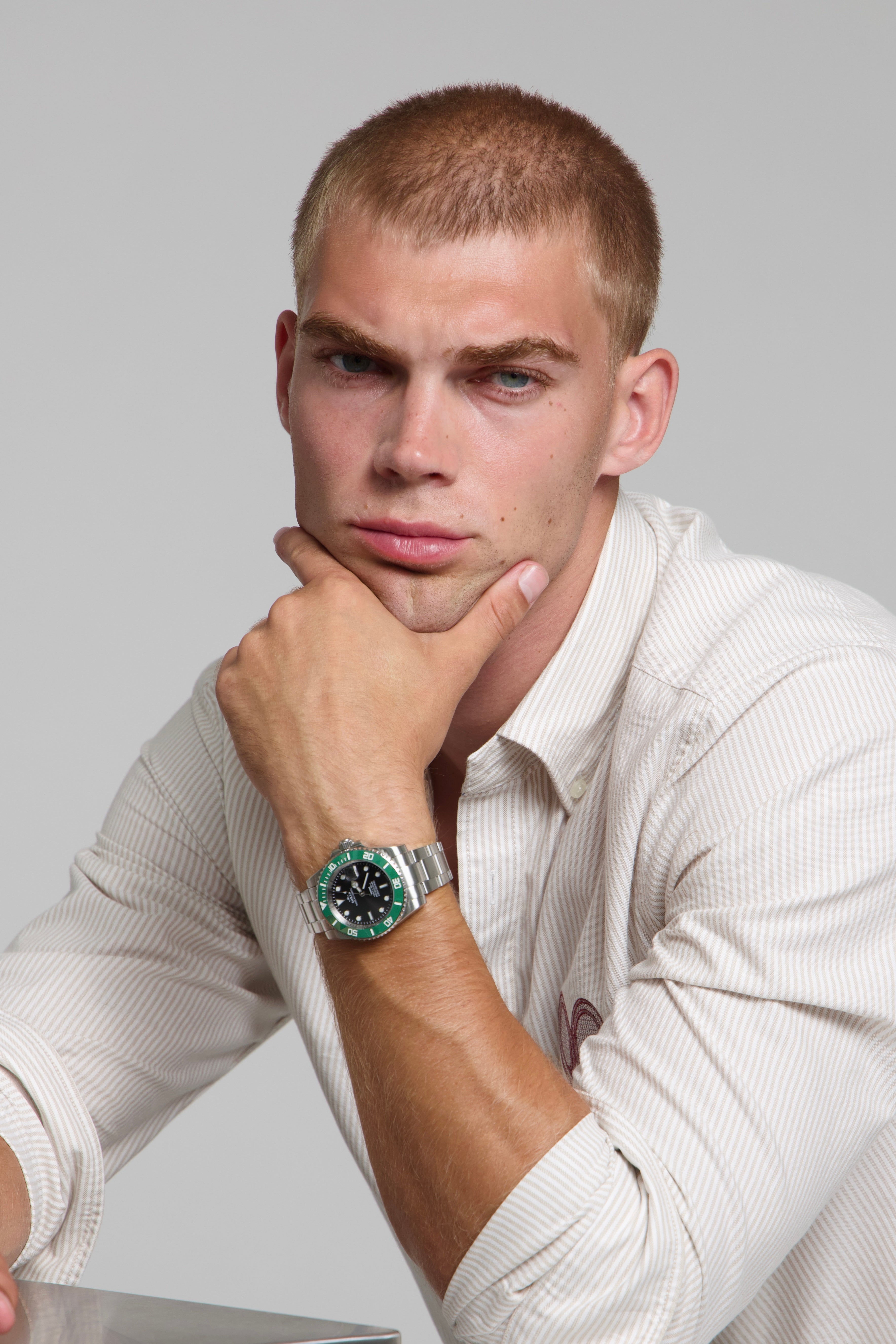 Man wearing a SOREN oceanic green watch on a oyster bracelet