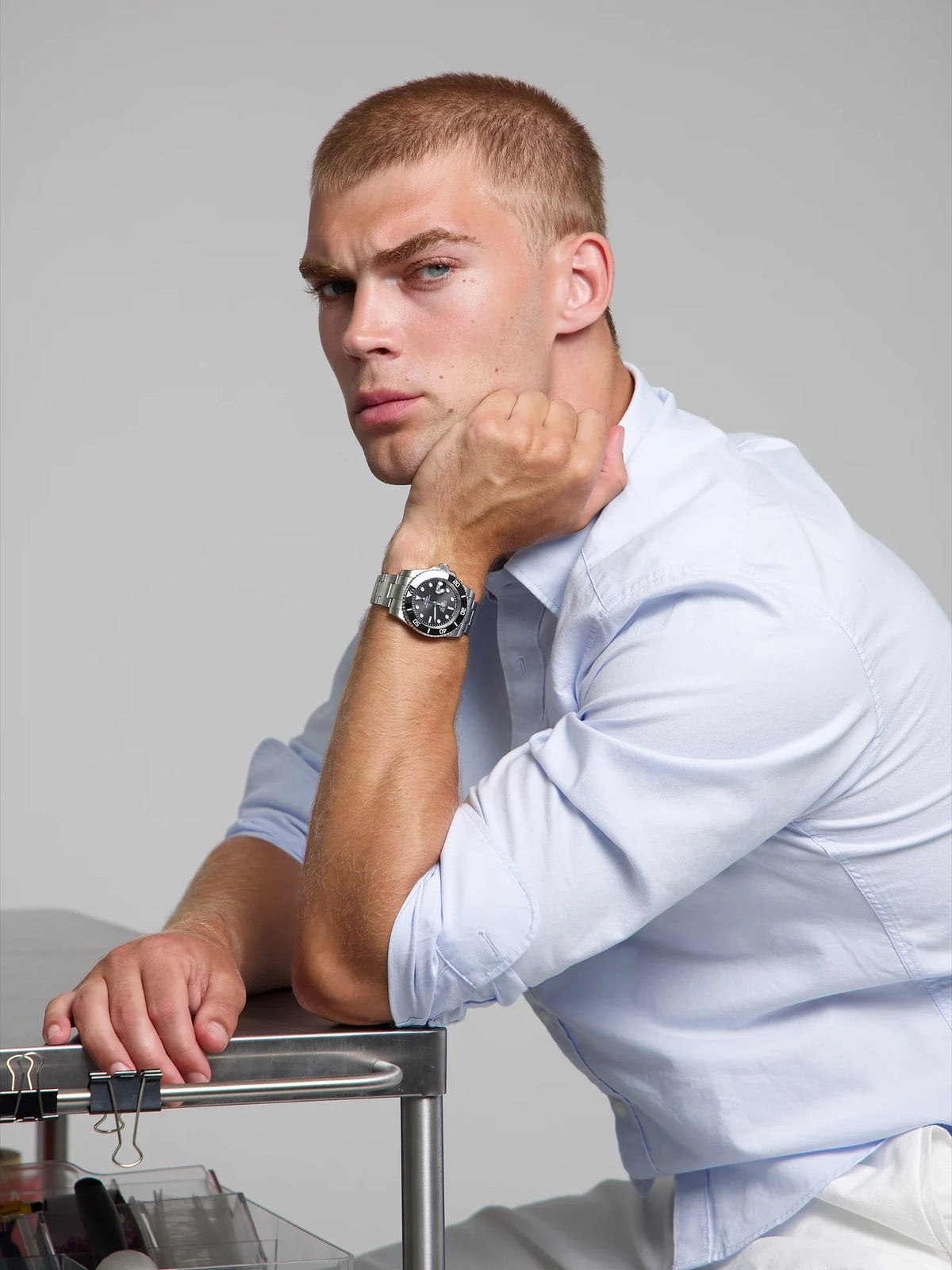 Man wearing the Soren Oceanic black Swiss Made dive watch on a steel bracelet
