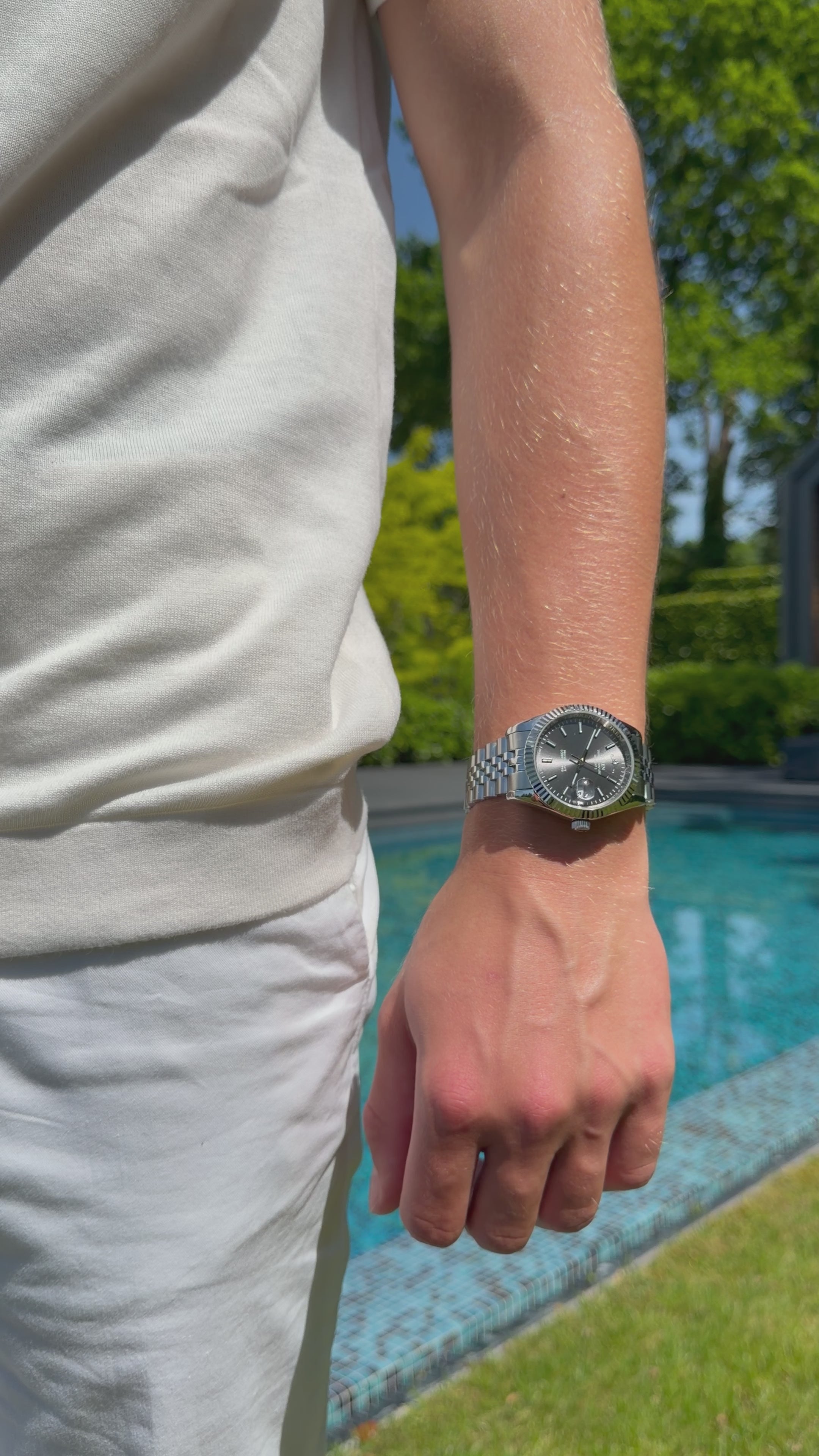 Soren Momentis Grey watch worn outdoors — 40mm case, jubilee bracelet

