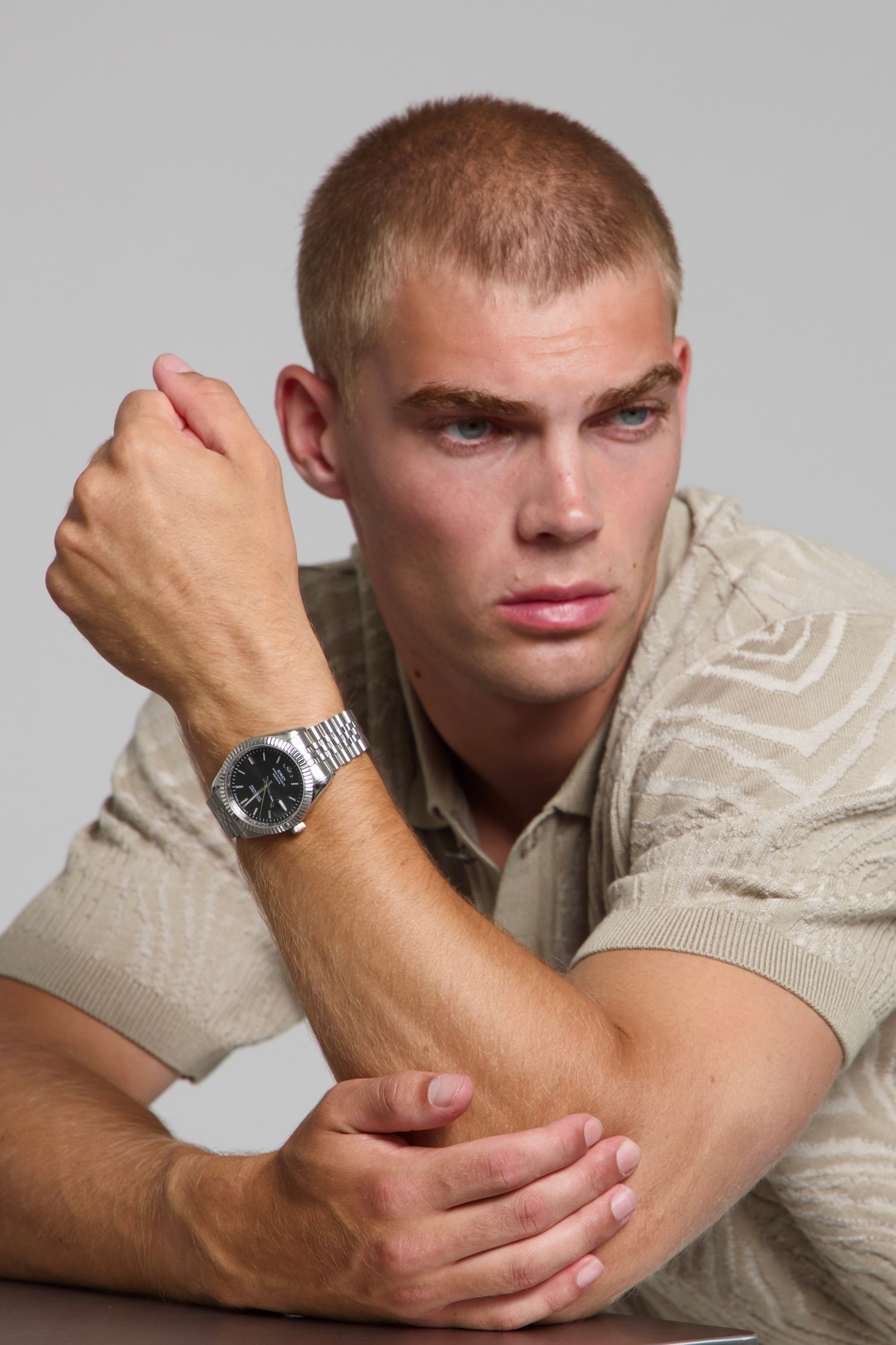 Man wearing a SOREN Momentis black watch on a jubilee bracelet
