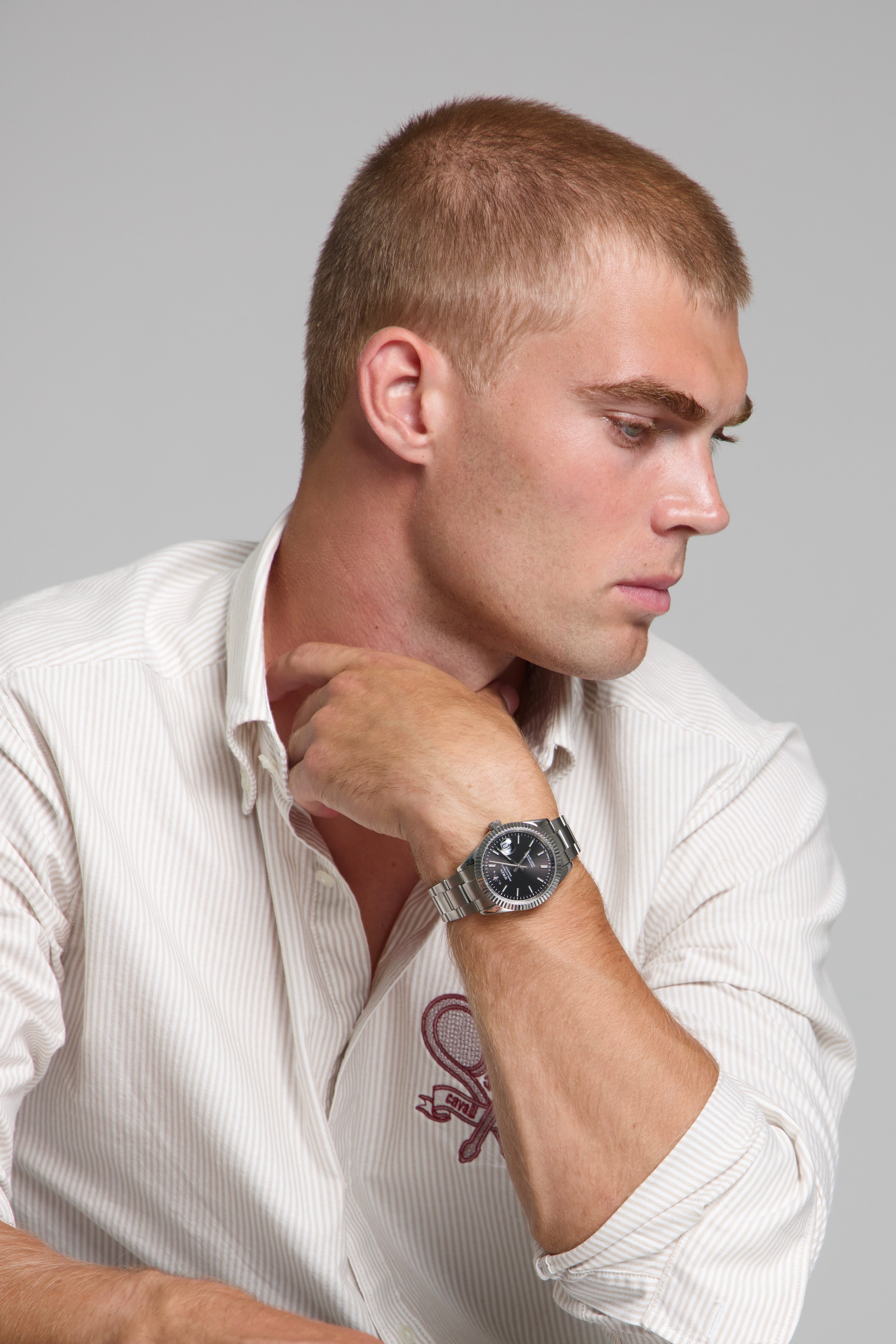 Man wearing a SOREN Momentis black watch on a oyster bracelet

