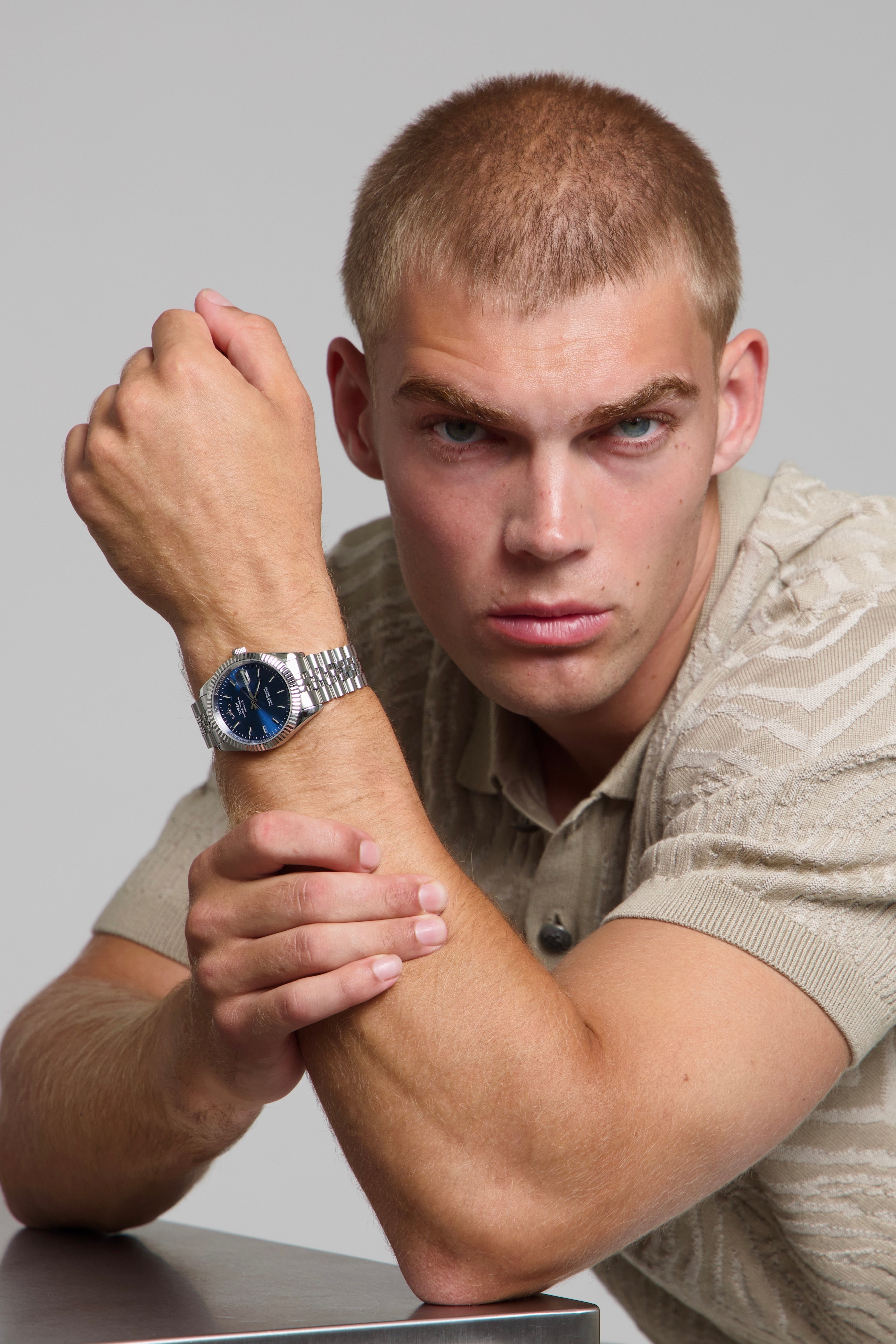 Man wearing a SOREN Momentis blue watch on a jubilee bracelet
