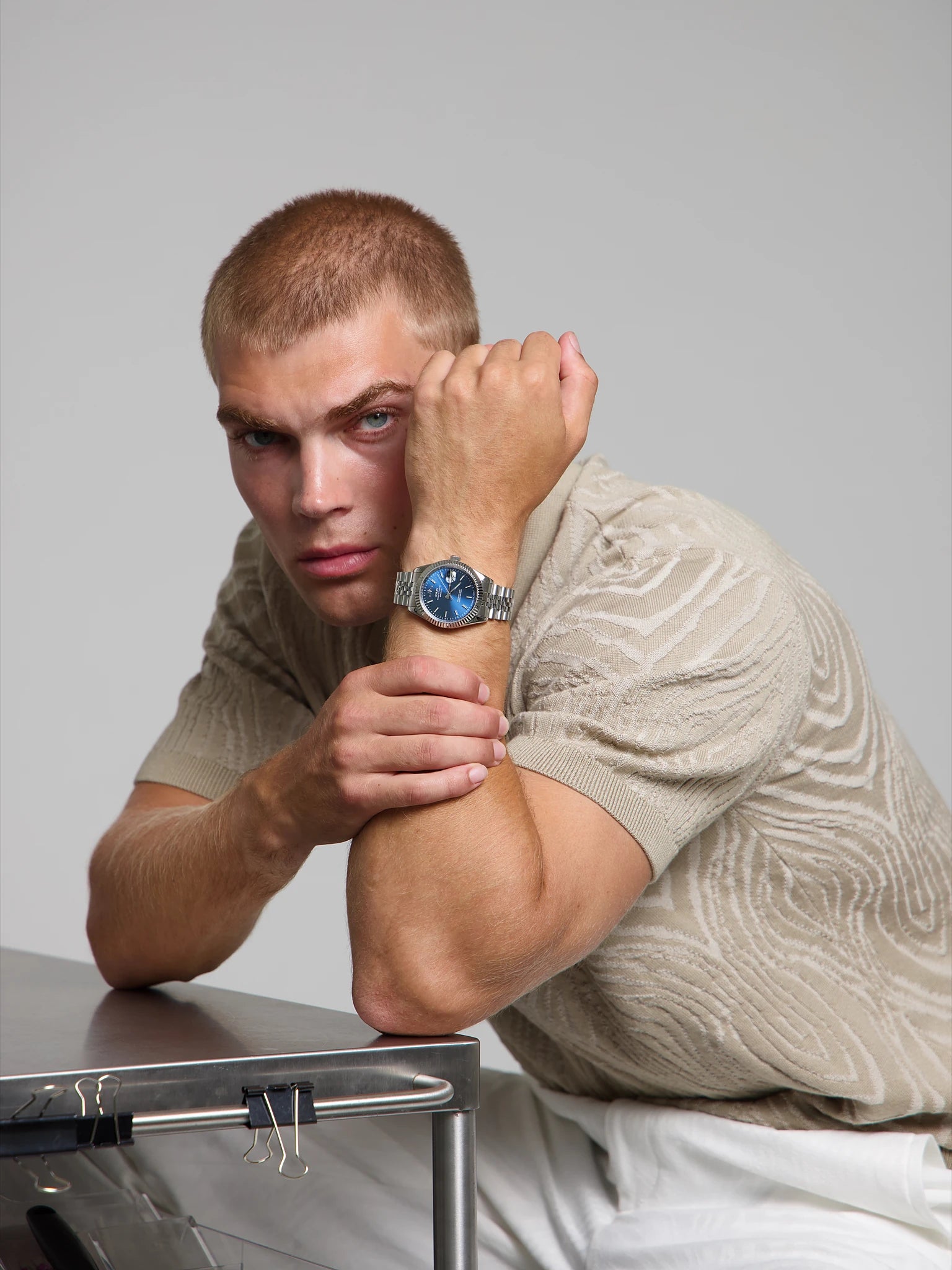 Man wearing a SOREN Momentis blue watch on a jubilee bracelet
