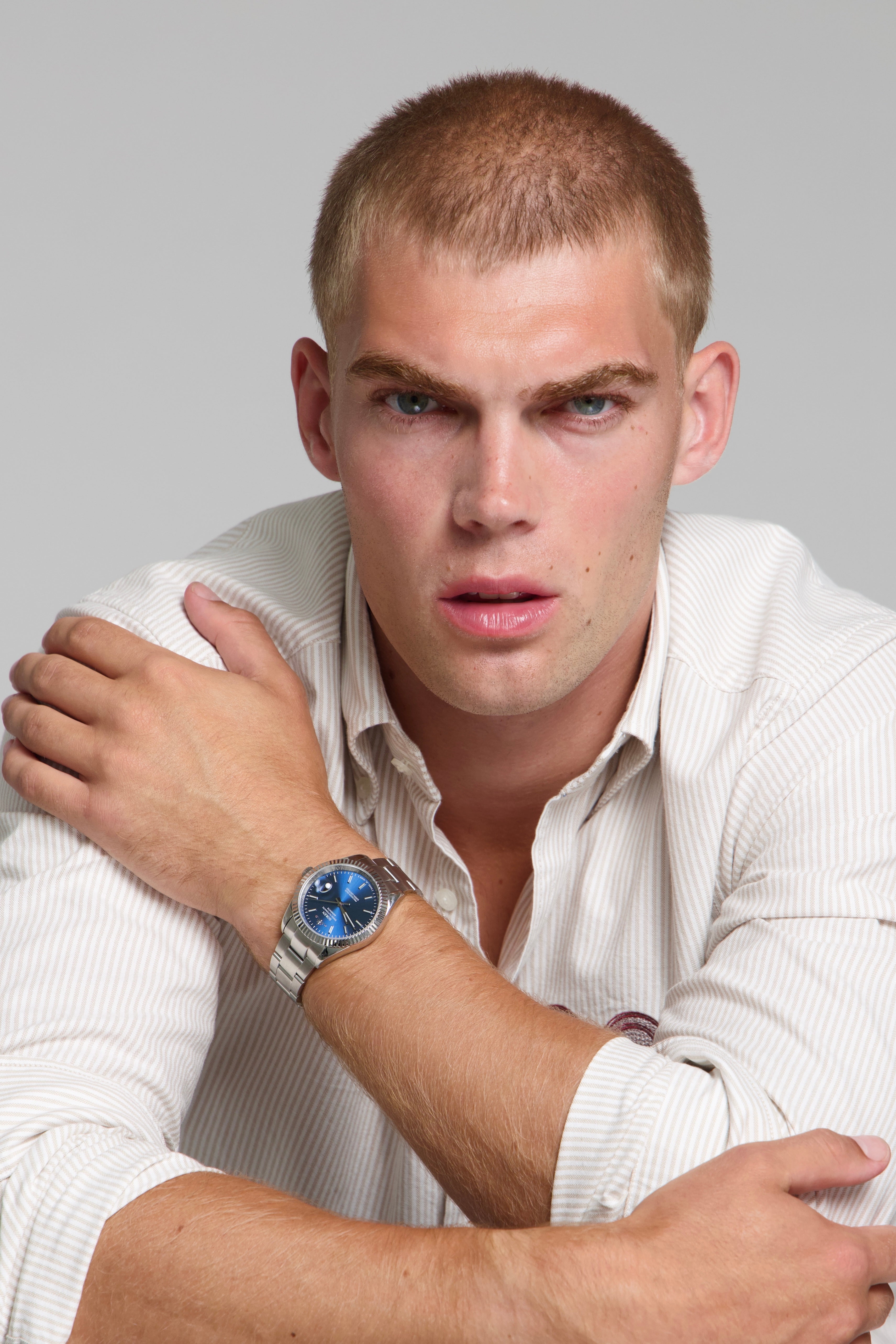 Man wearing a SOREN Momentis blue watch on a oyster bracelet
