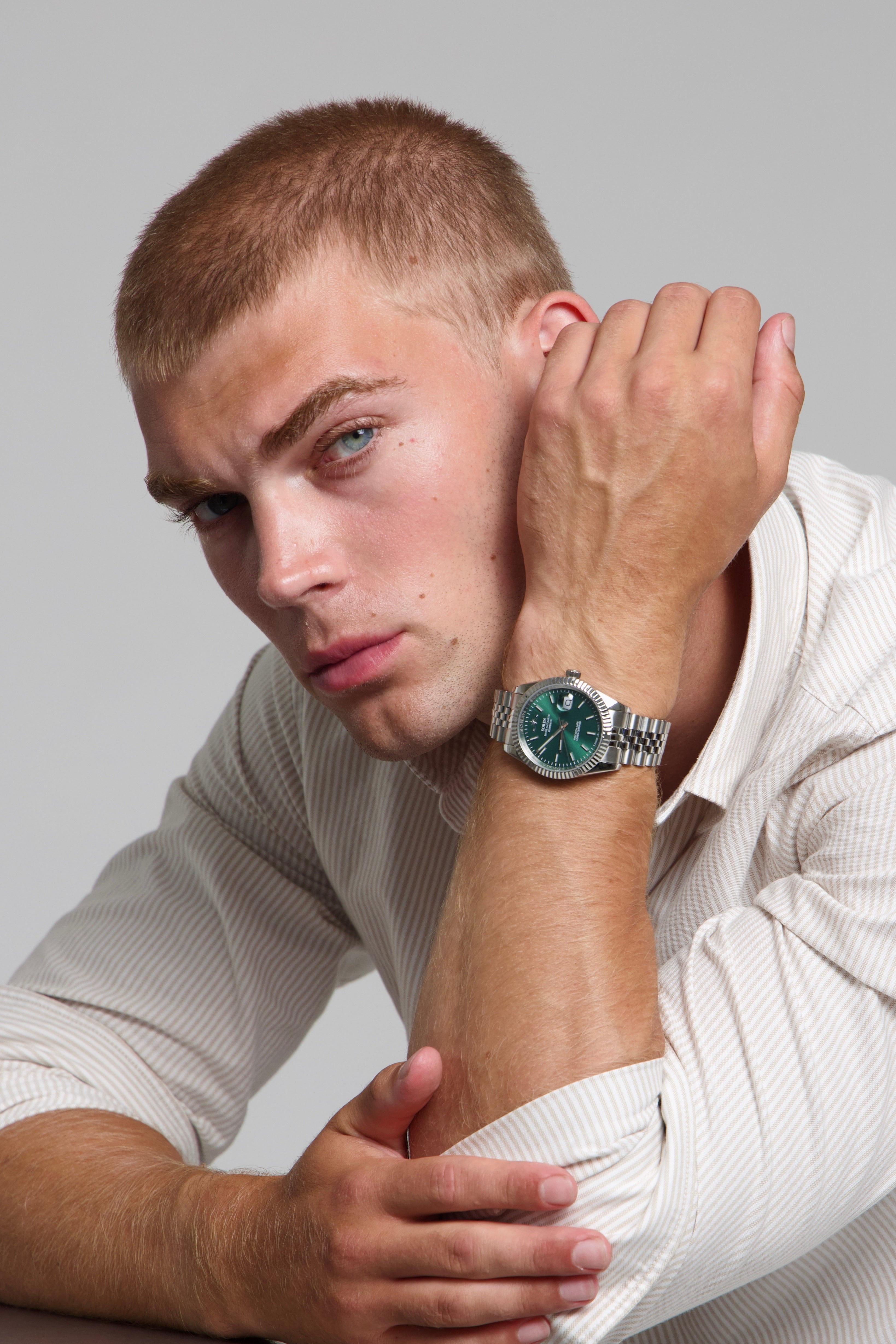 Man wearing a SOREN Momentis green watch on a jubilee bracelet
