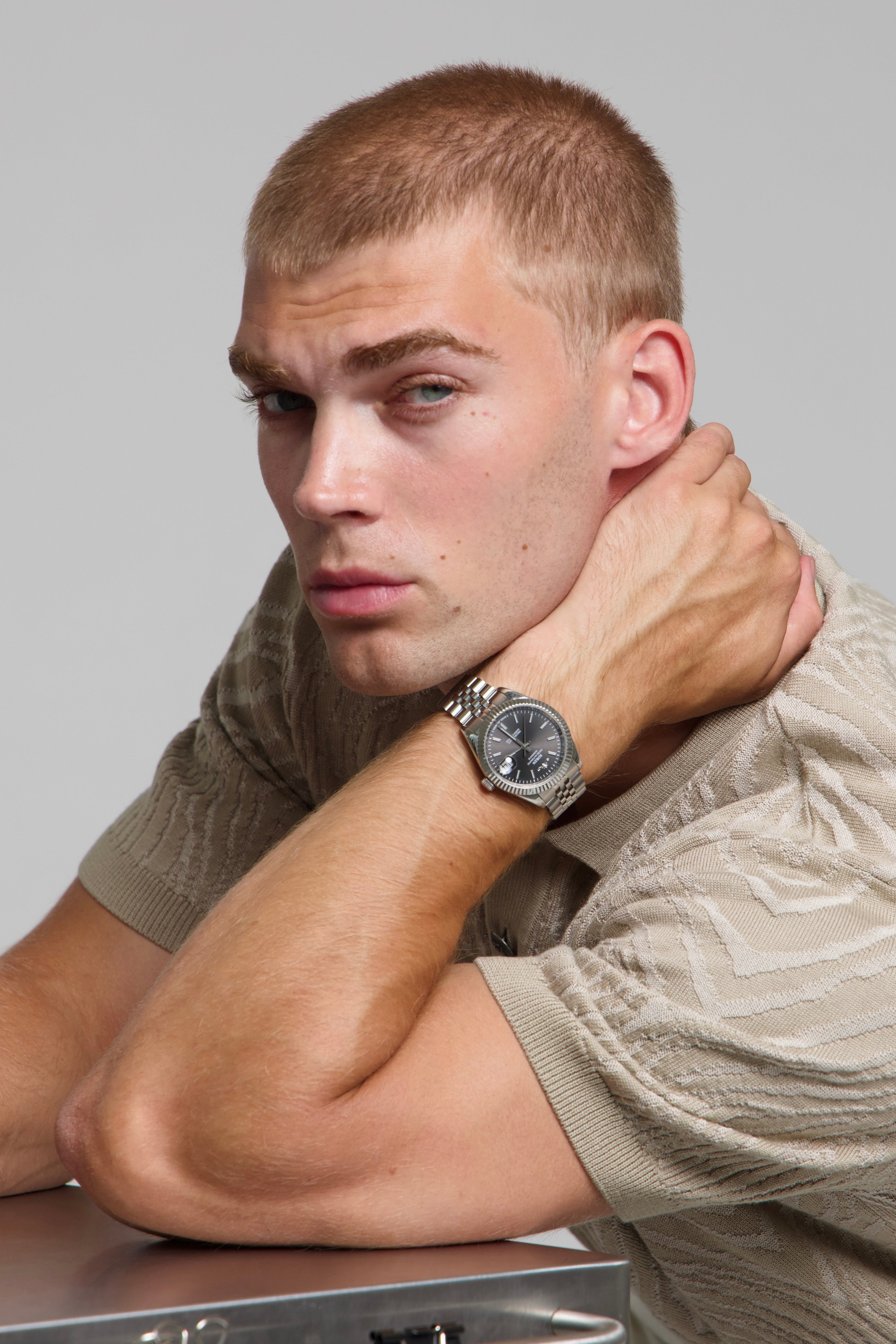 Man wearing a SOREN Momentis grey watch on a jubilee bracelet
