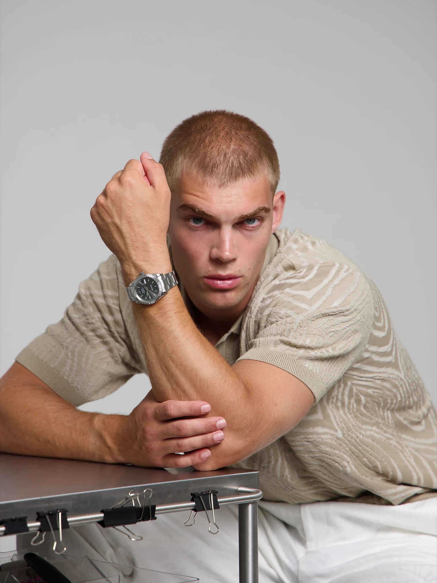 Man wearing a SOREN Momentis grey watch on a oyster bracelet
