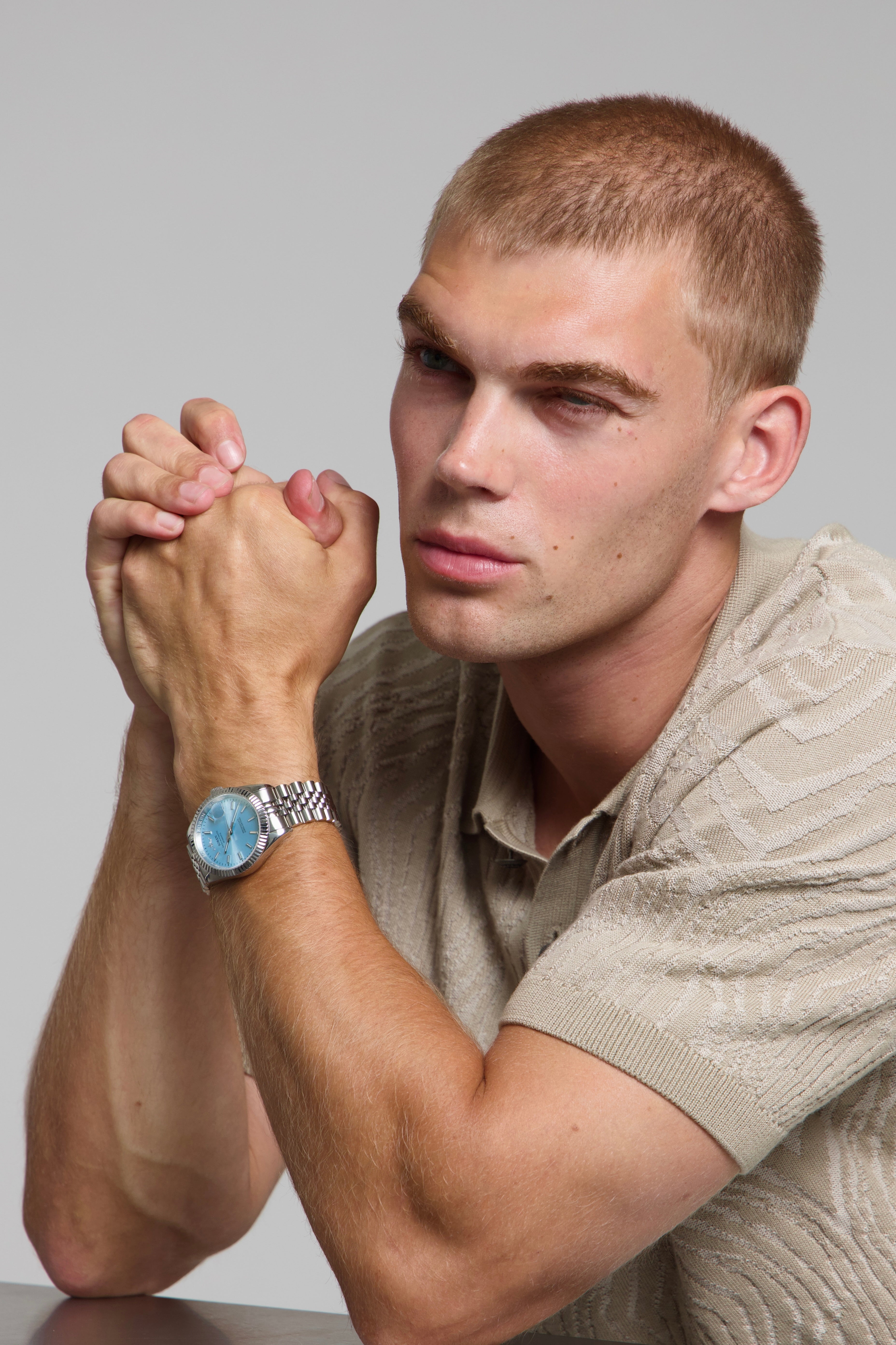 Man wearing a SOREN Momentis ice blue watch on a jubilee bracelet
