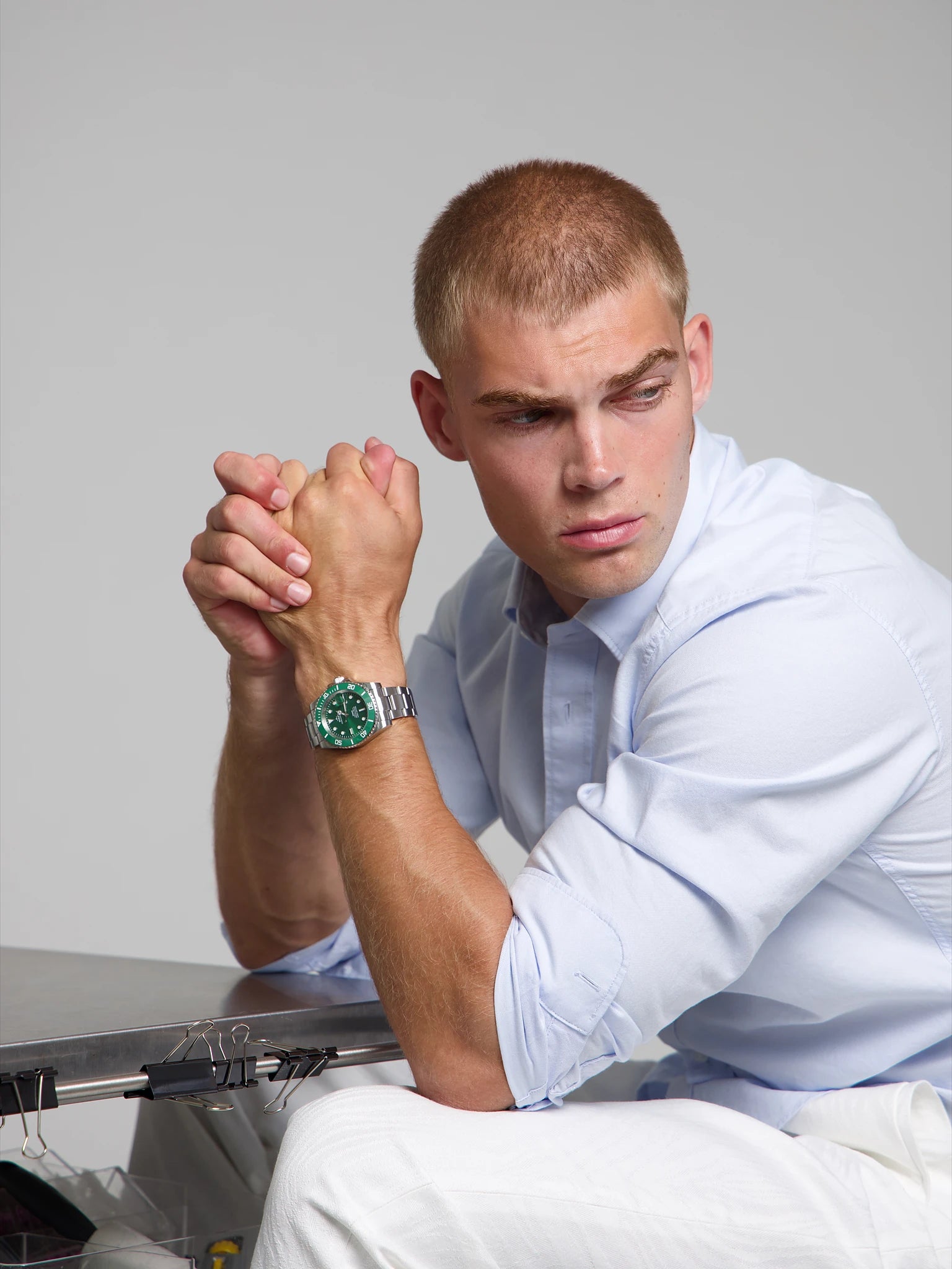 Man wearing a SOREN oceanic all green watch on a oyster bracelet
