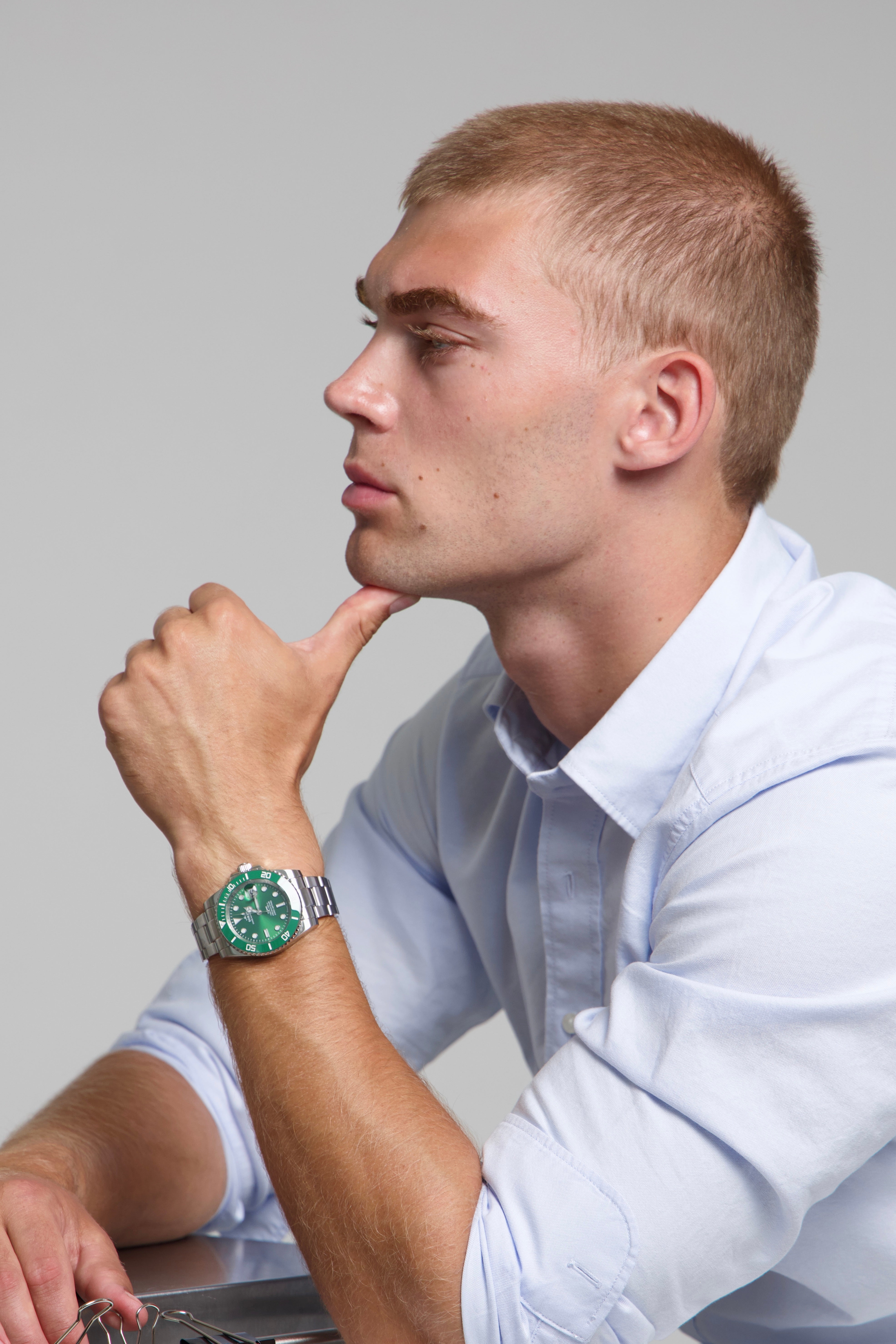 Model wearing a SOREN oceanic all green watch on a oyster bracelet, seated
