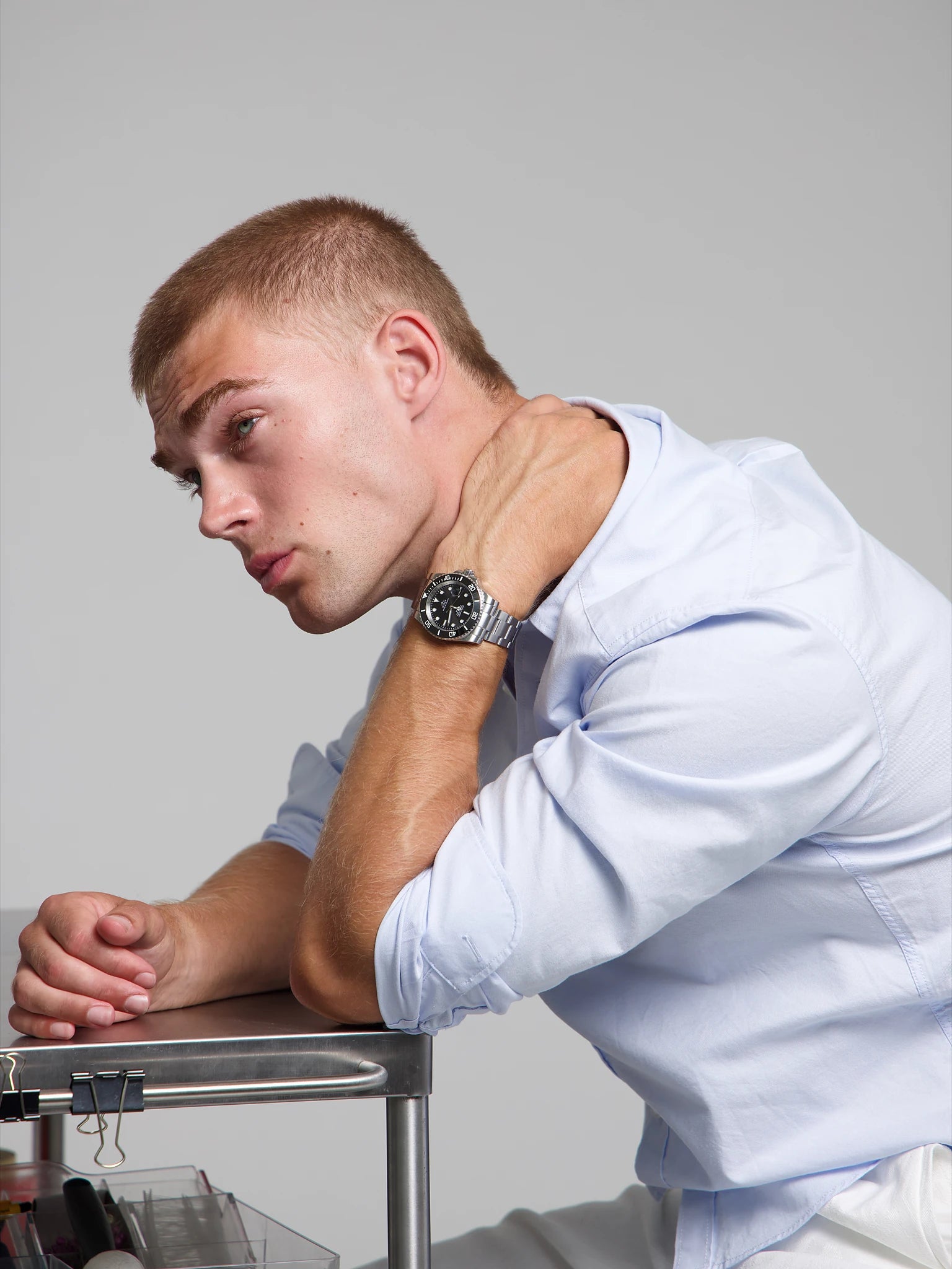 Man wearing a SOREN oceanic black watch on a oyster bracelet

