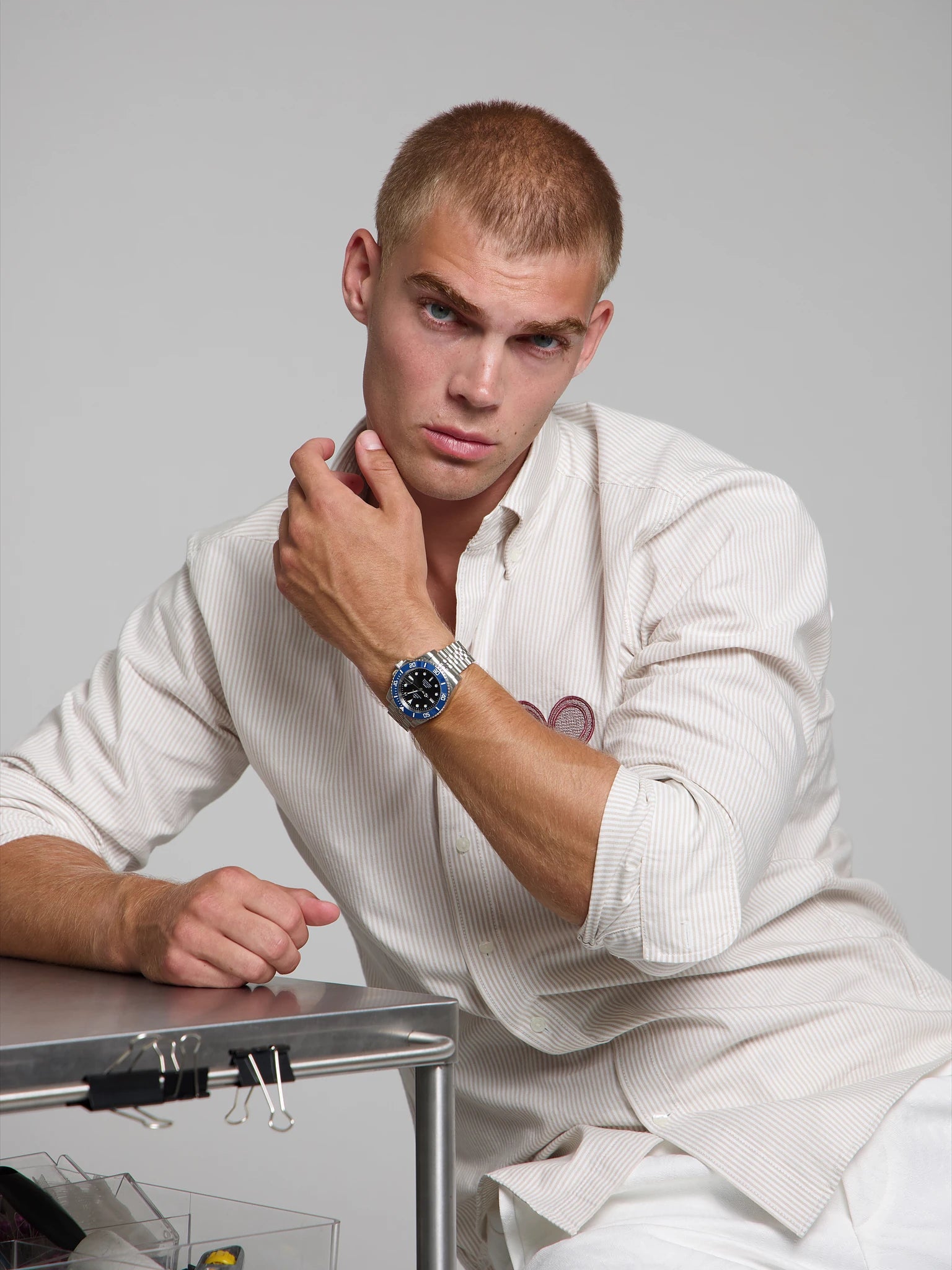 Man wearing a SOREN oceanic blue watch on a jubilee bracelet

