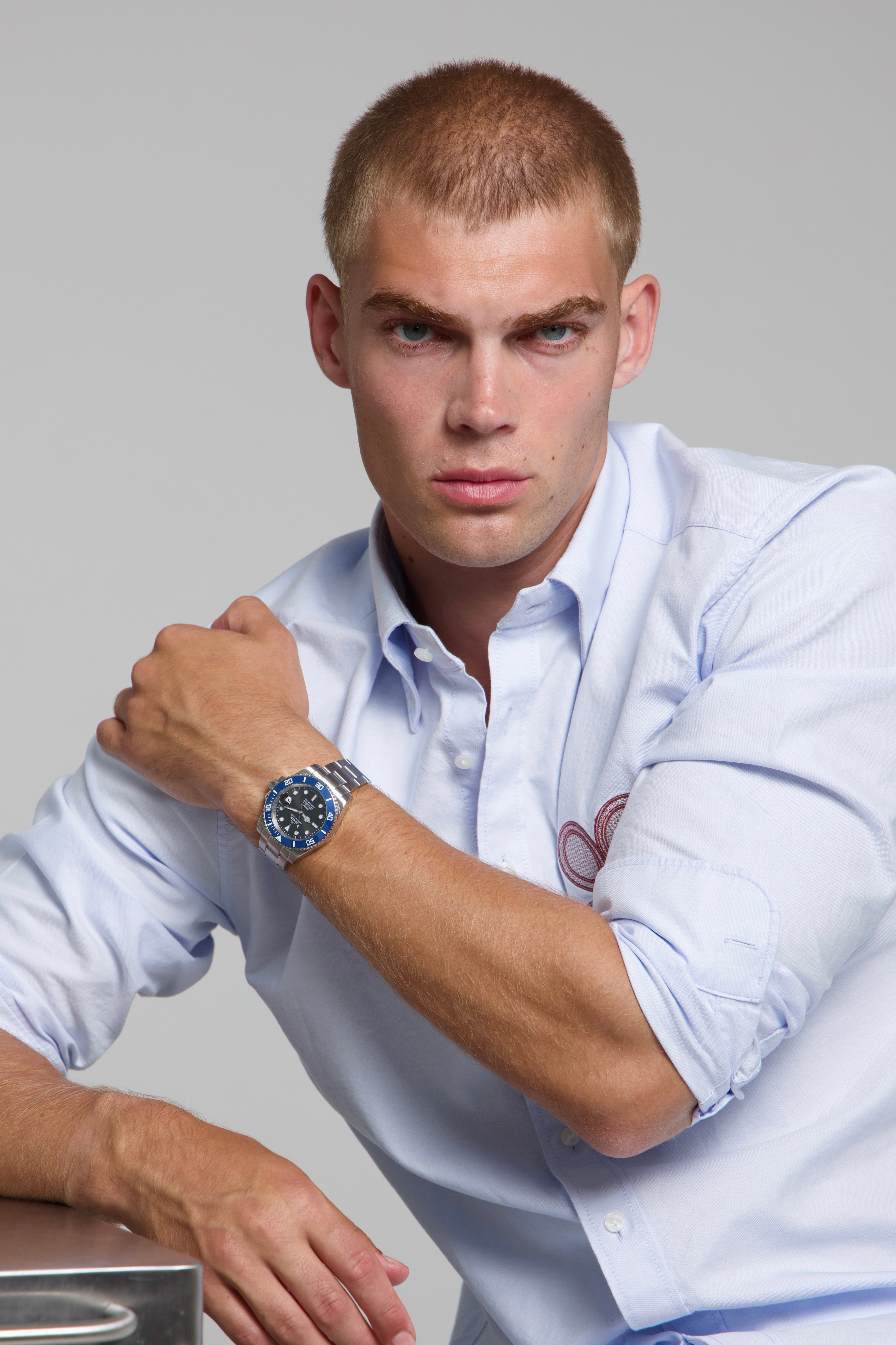 Man wearing a SOREN oceanic blue watch on a oyster bracelet
