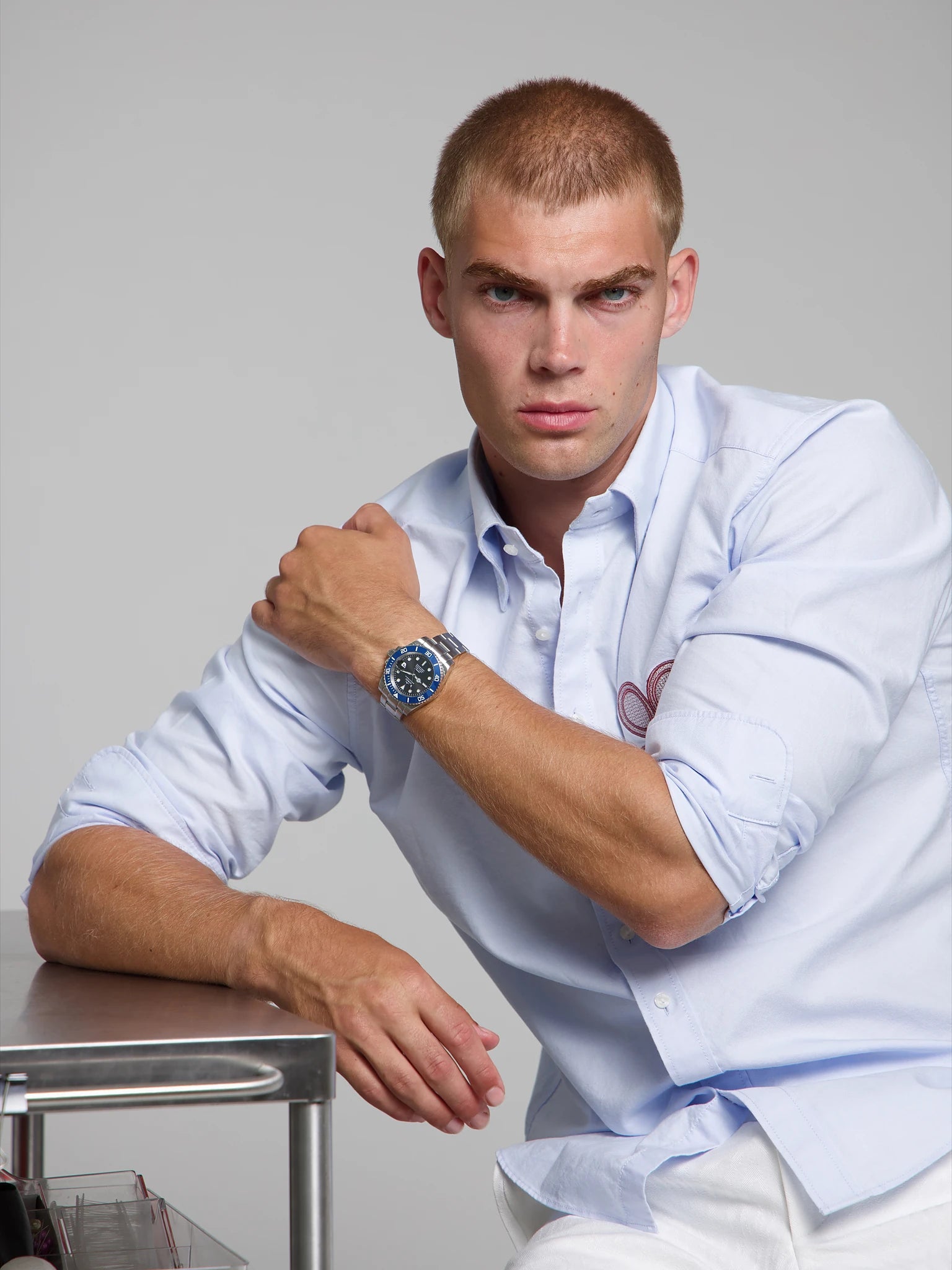 Man wearing a SOREN oceanic blue watch on a oyster bracelet
