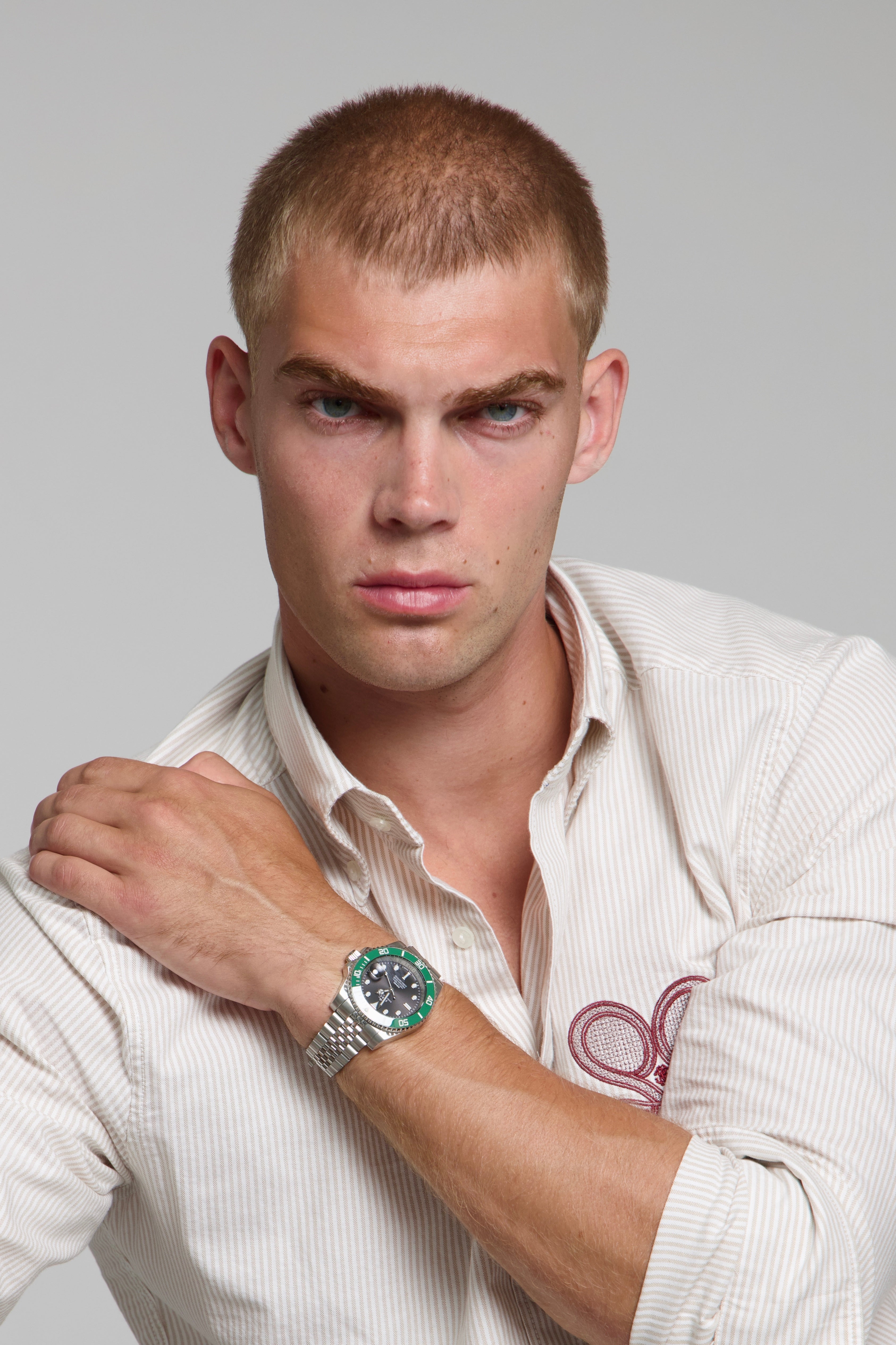 Man wearing a SOREN oceanic green watch on a jubilee bracelet
