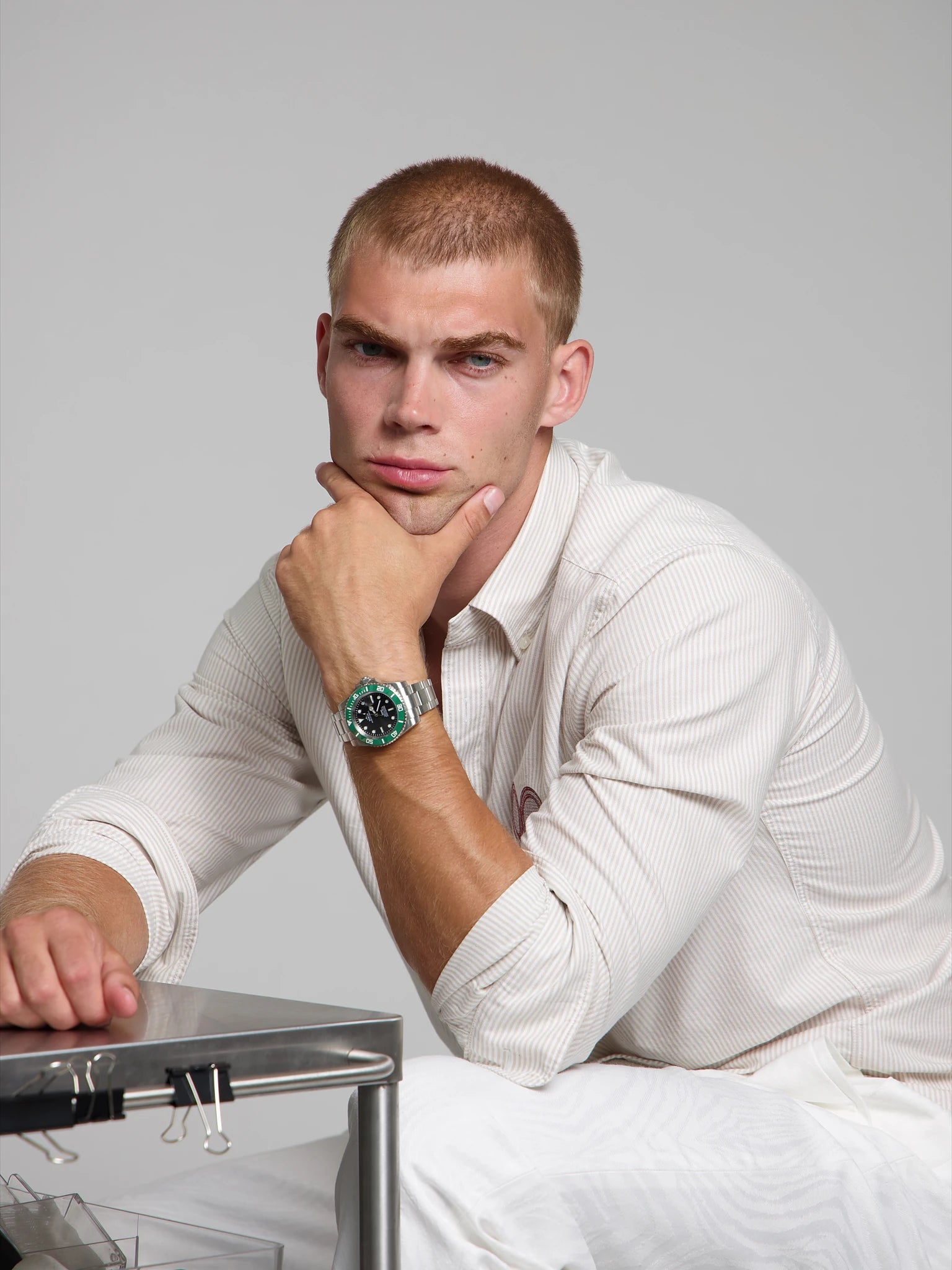 Man wearing a SOREN oceanic green watch on a oyster bracelet

